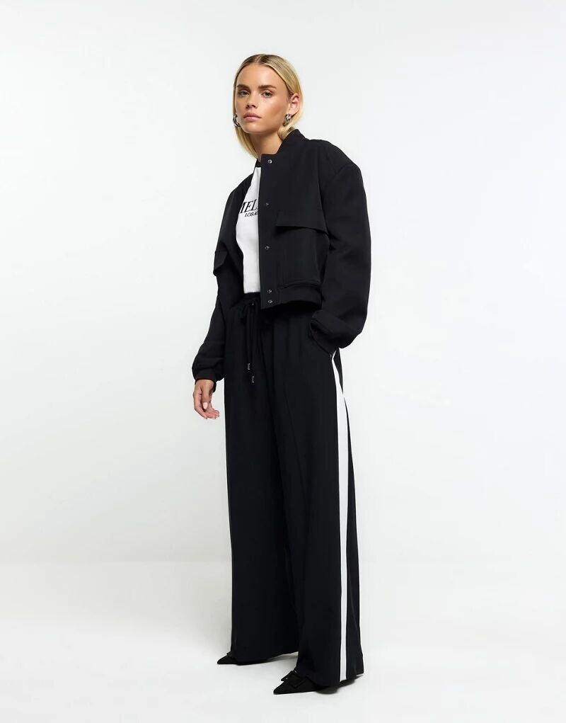 

Черные джоггеры с широкими штанинами в боковые полоски River Island