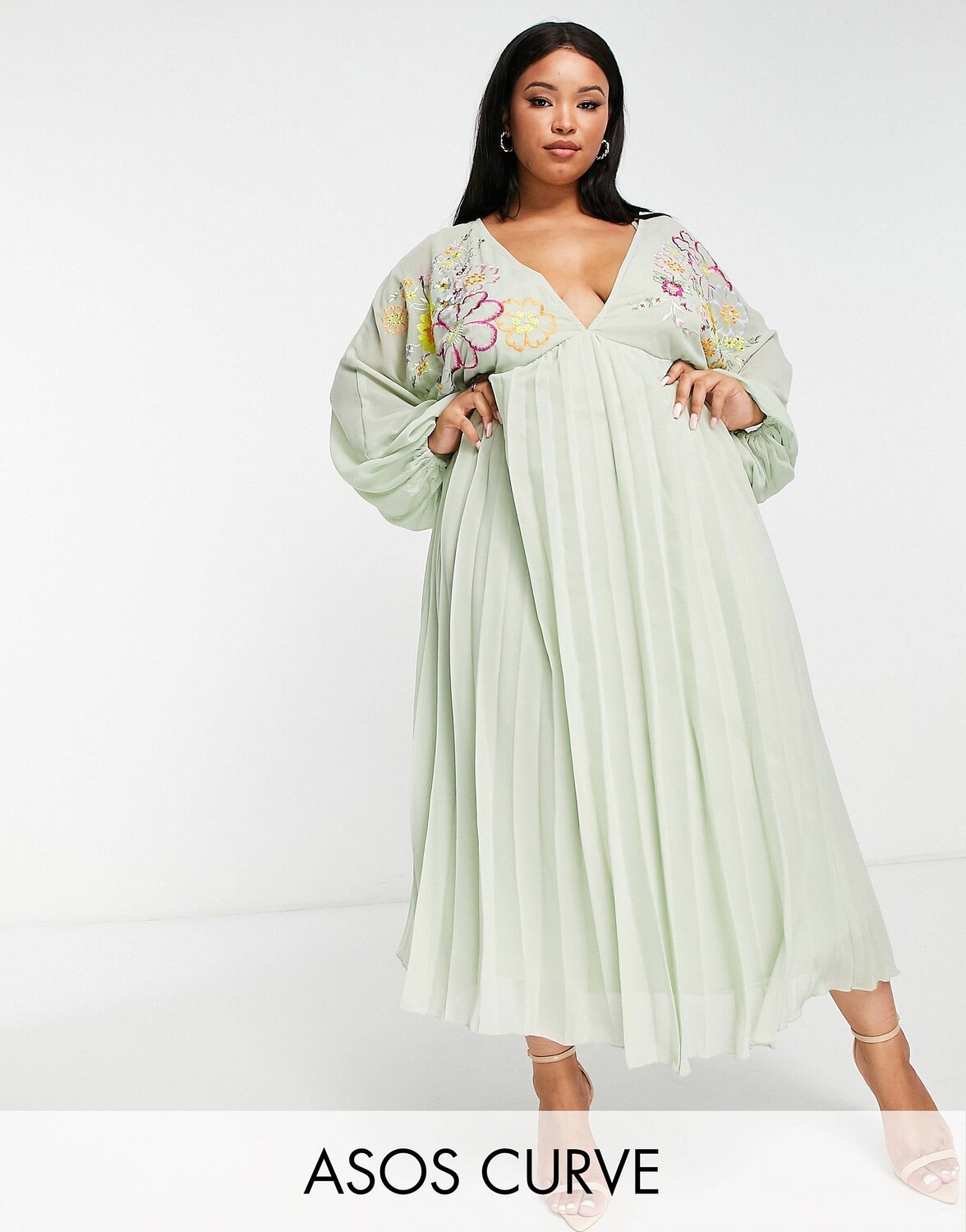 

Зеленое плиссированное платье миди с вышивкой ASOS DESIGN Curve с v-образным вырезом спереди и вышивкой ASOS DESIGN, Зеленый
