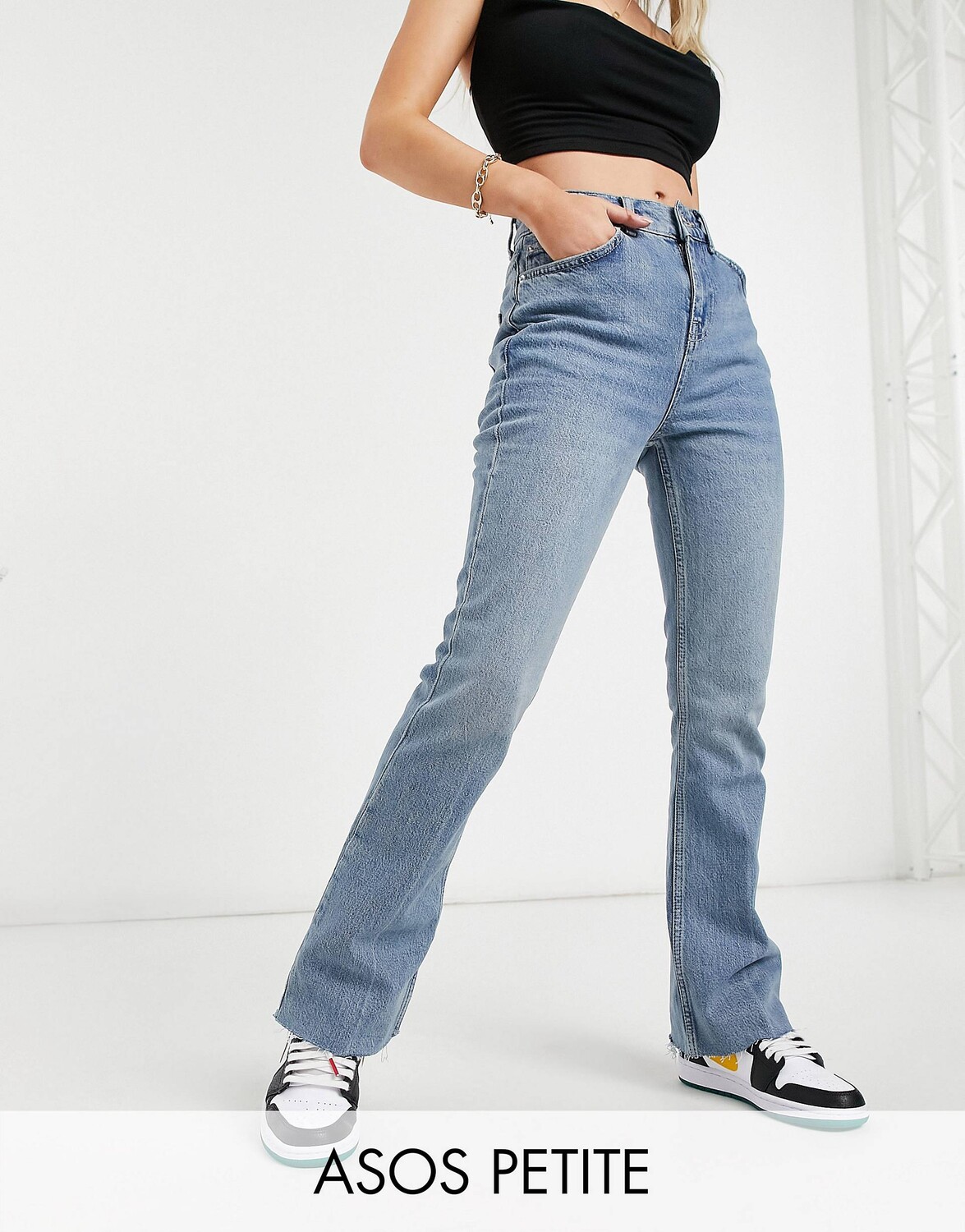 

Светлые расклешенные джинсы стрейч в стиле 70-х ASOS DESIGN Petite с высокой посадкой