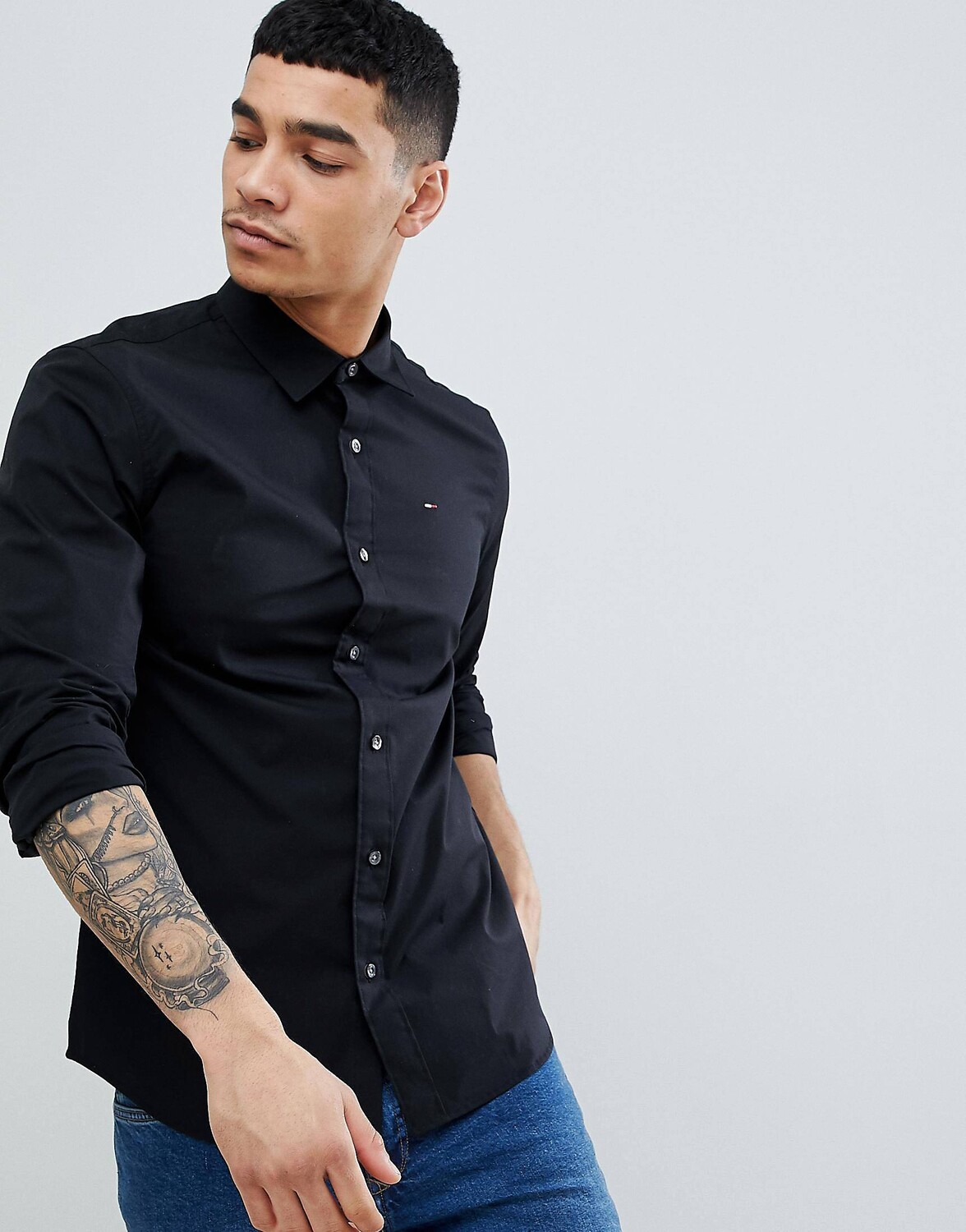 

Черная эластичная рубашка узкого кроя Tommy Jeans