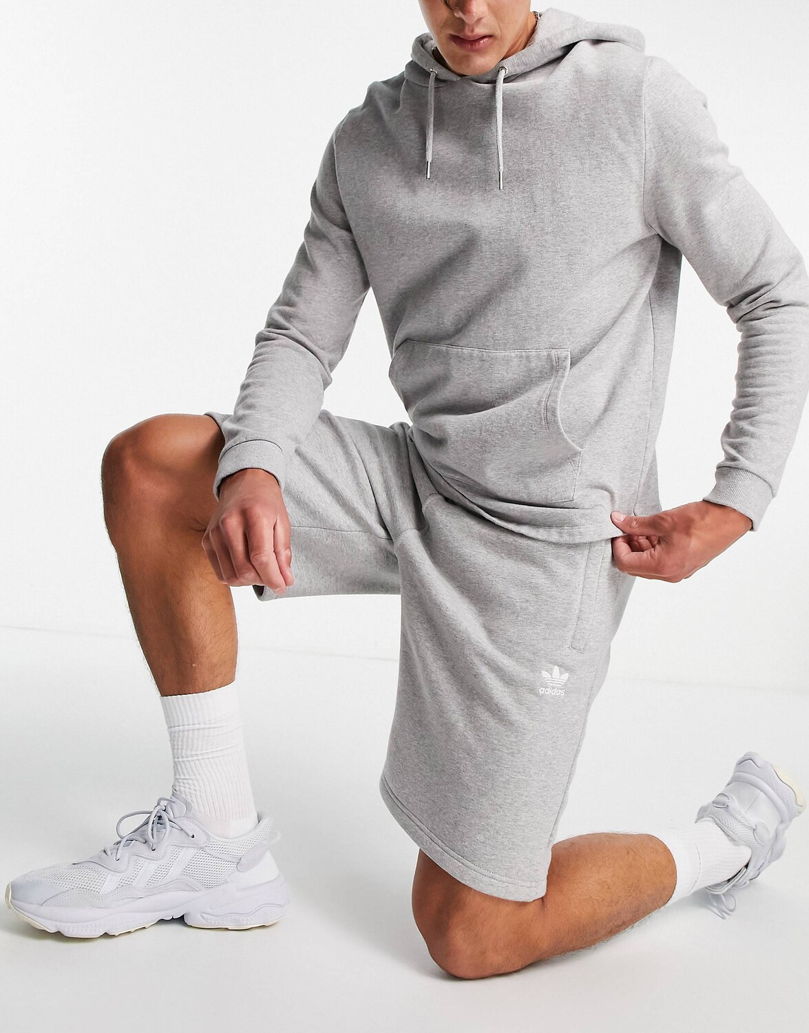 

Серые шорты с небольшим логотипом adidas Originals Essentials