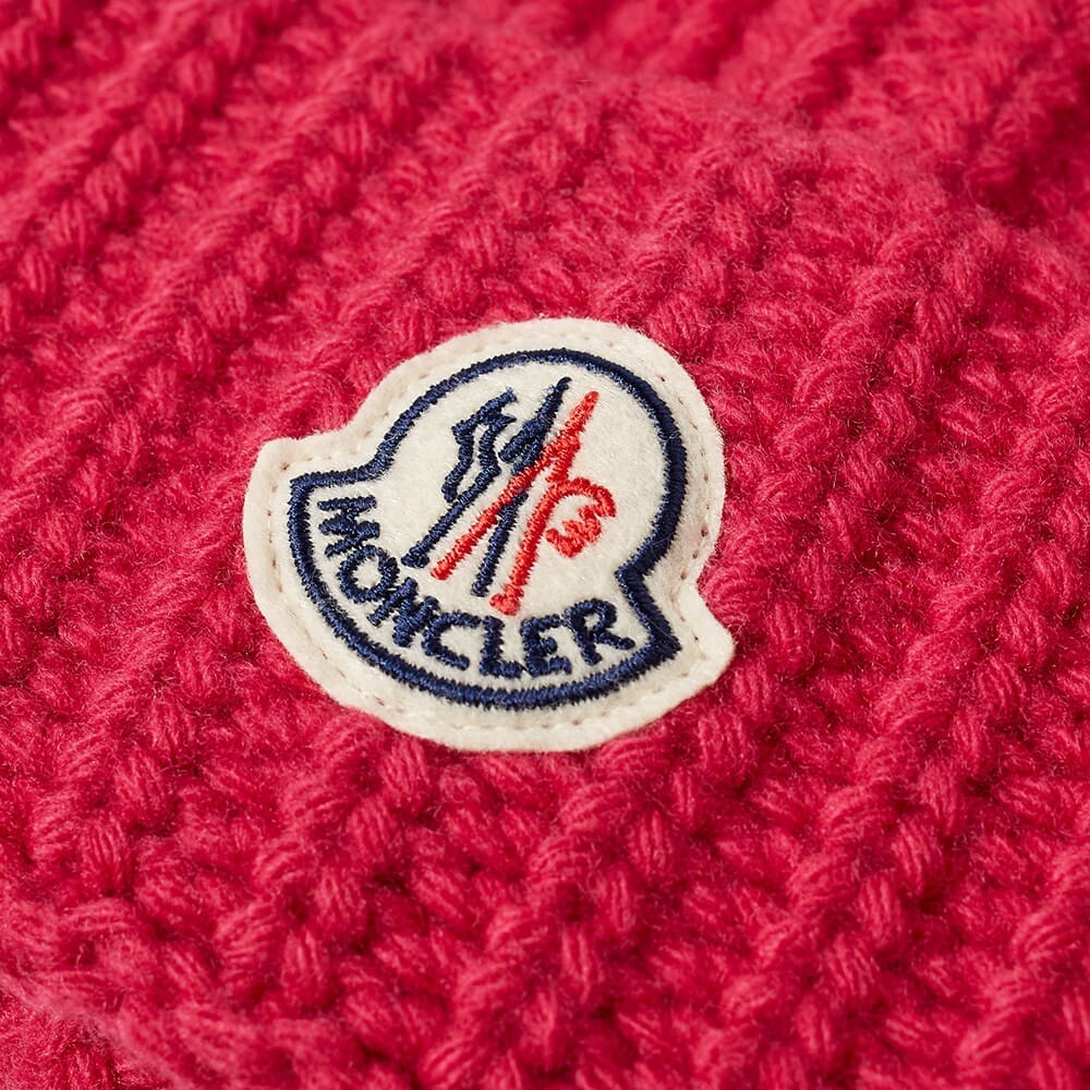 

шапка с логотипом Moncler