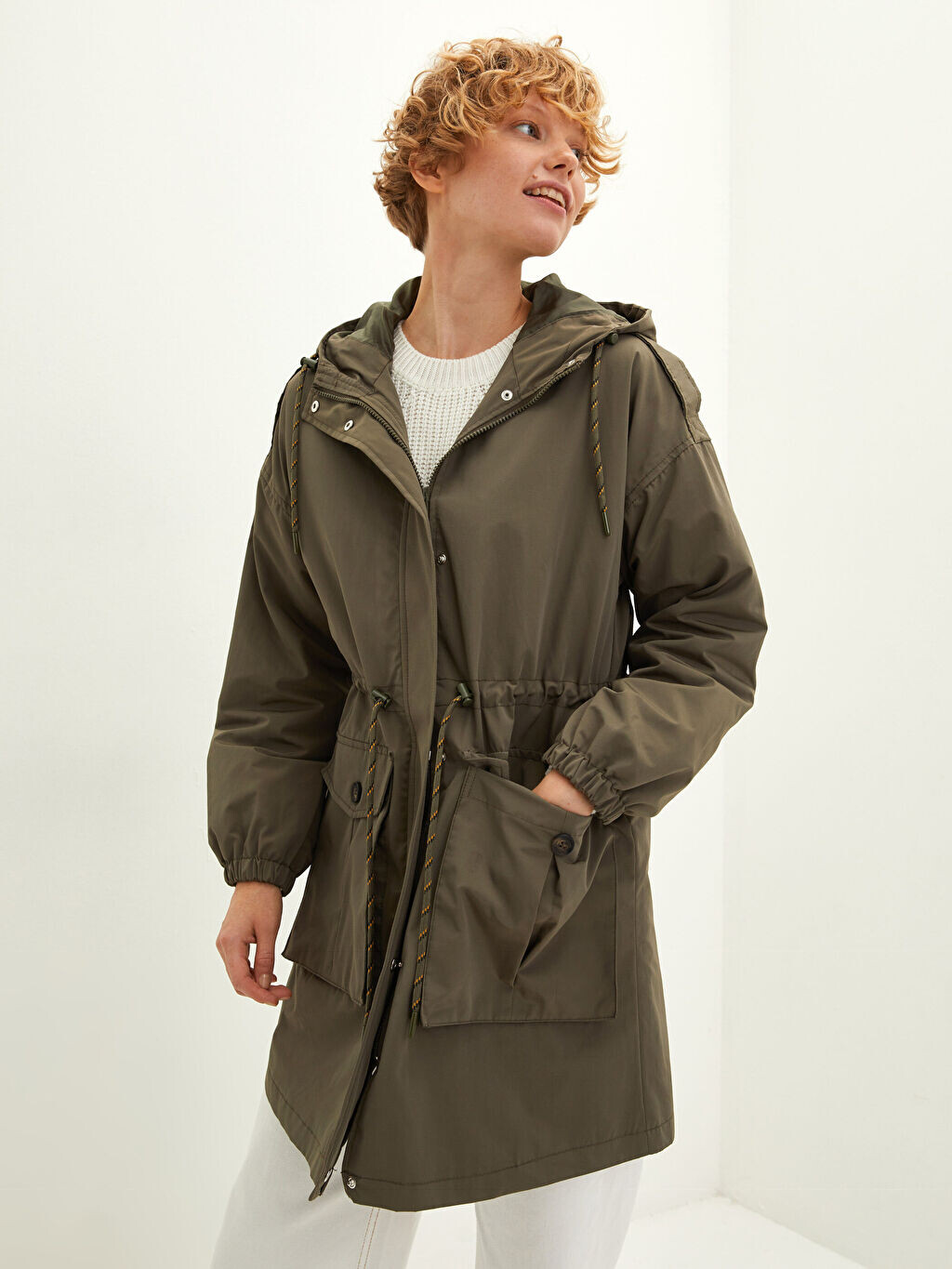 

Тонкое женское пальто с капюшоном и застежкой-молнией LCW Casual