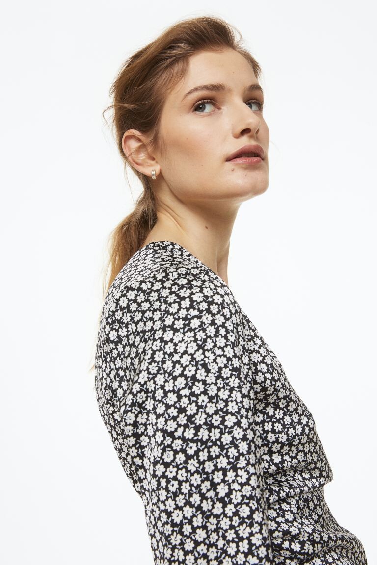 

Атласная блузка-конверт H&M, черный/маленькие цветы