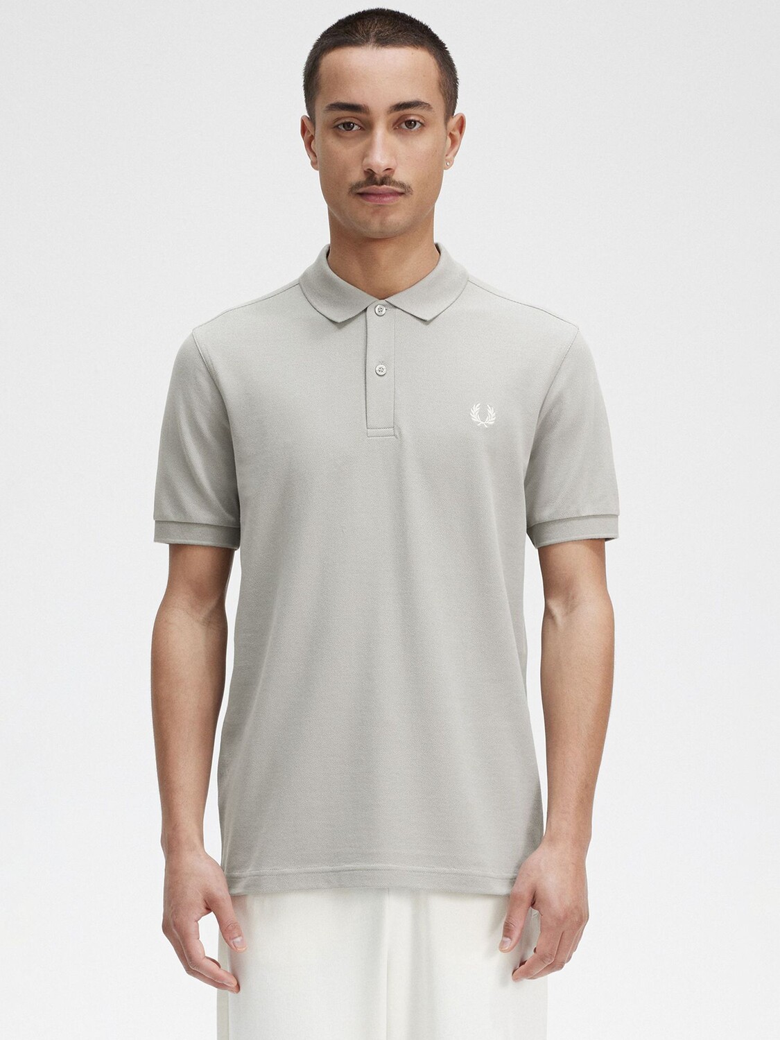 

Однотонная футболка-поло с короткими рукавами Fred Perry, известняк