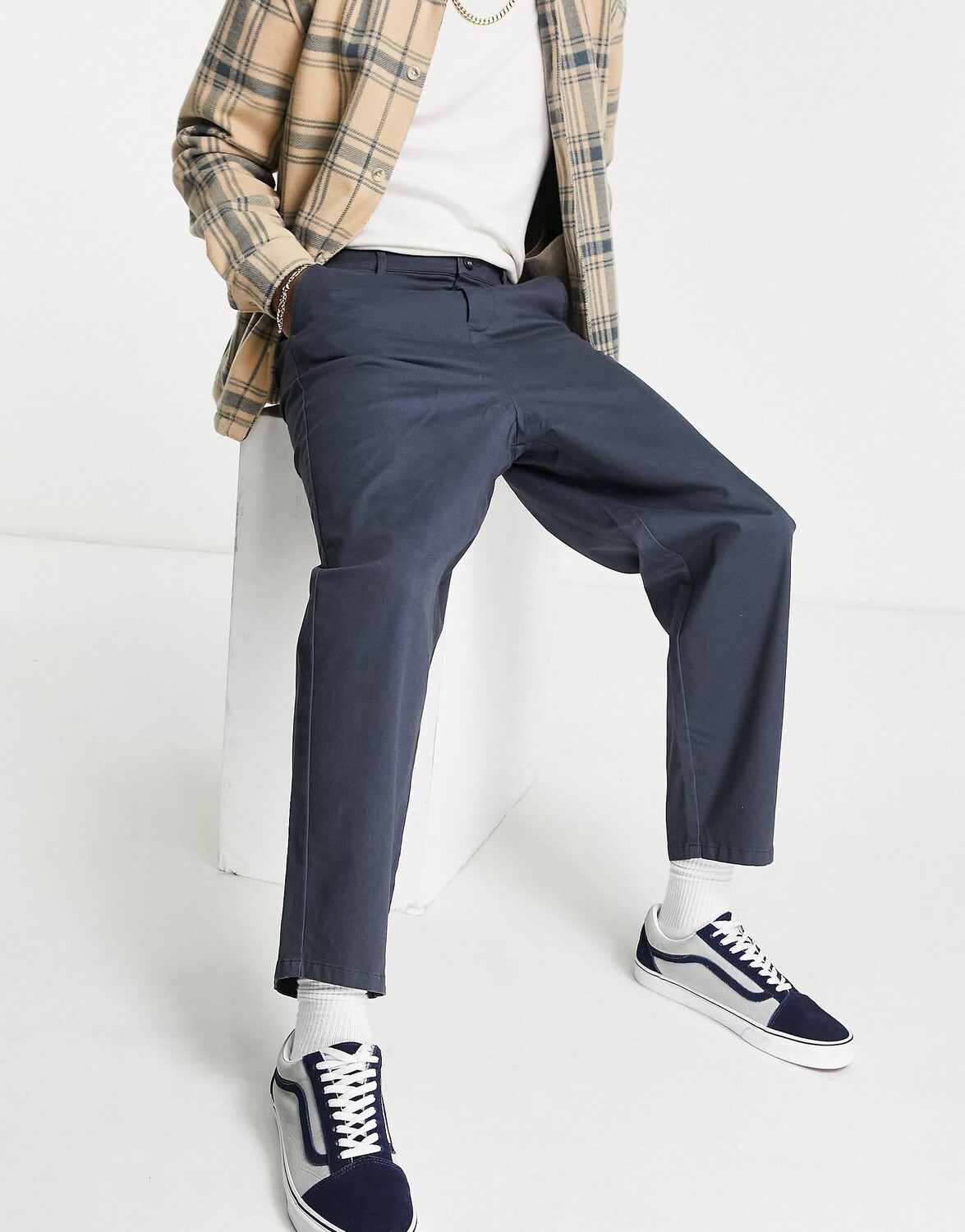 

Темно-синие зауженные брюки свободного кроя ASOS DESIGN