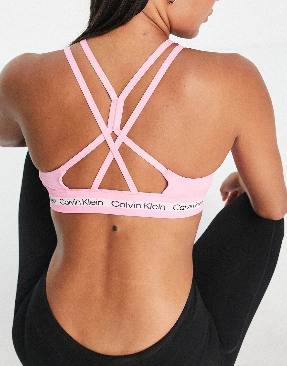 

Розовый спортивный бюстгальтер на бретельках с логотипом Calvin Klein Performance