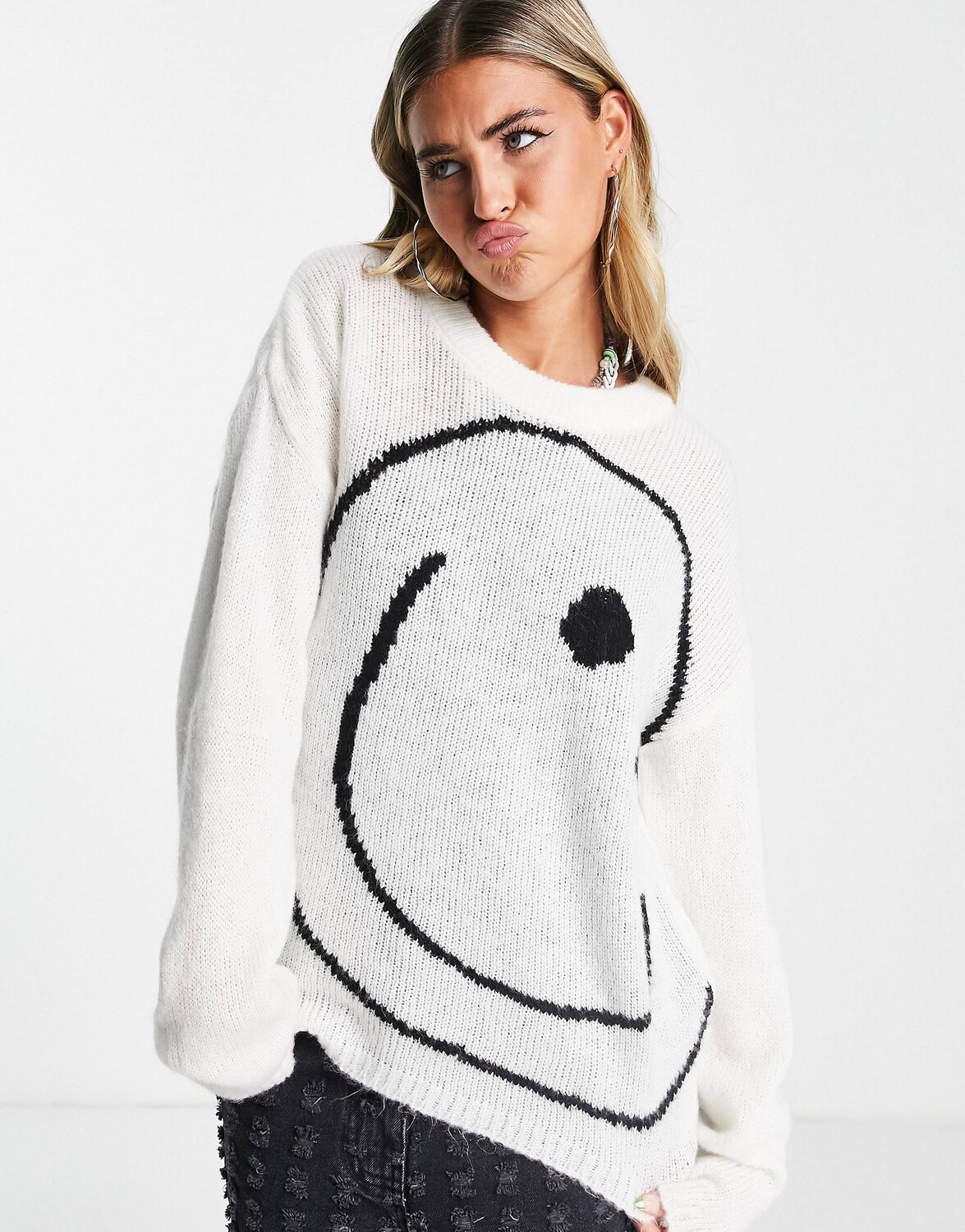 

Кремовый джемпер с рисунком улыбающегося лица ASOS DESIGN