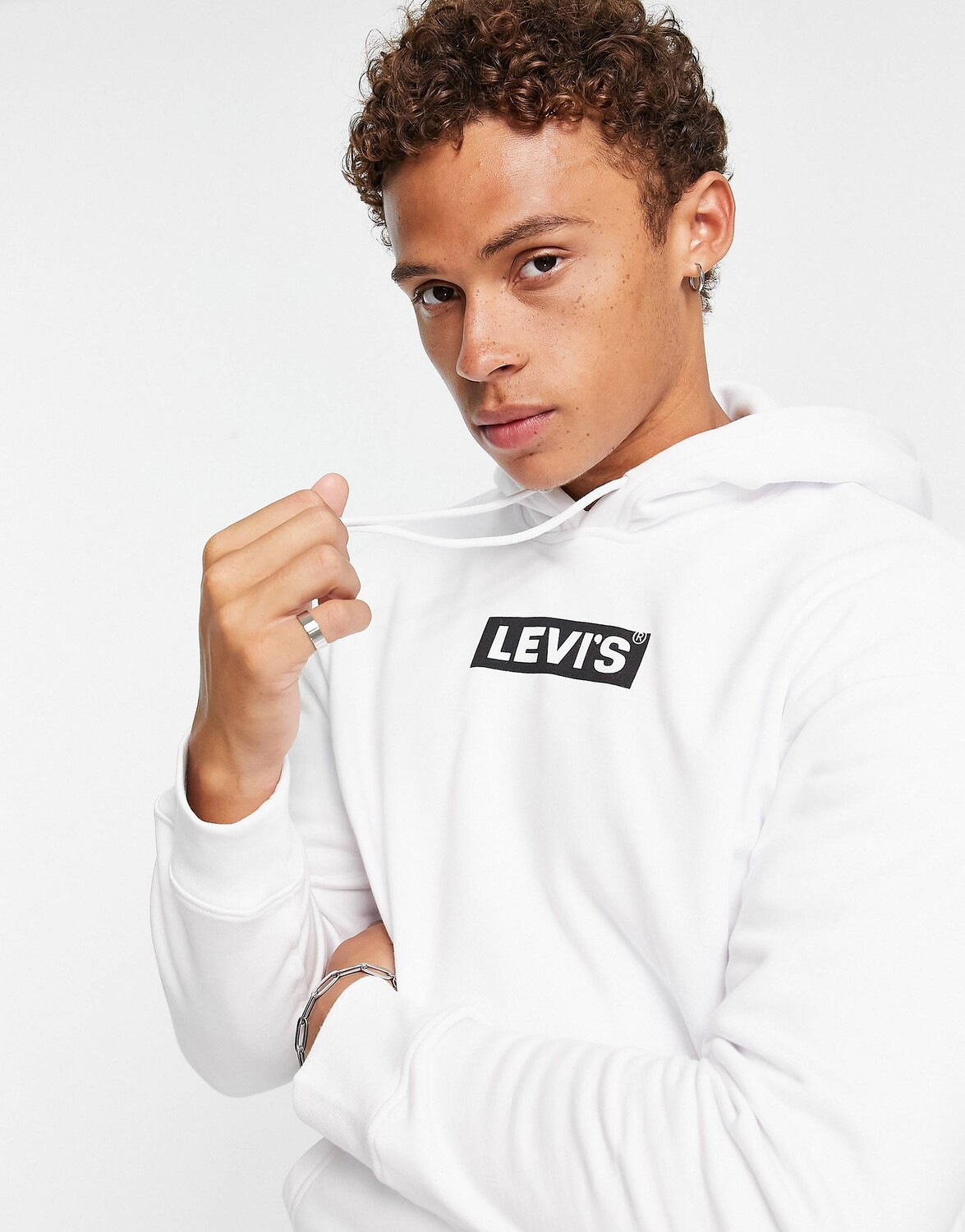 

Худи белого цвета с логотипом Levi's