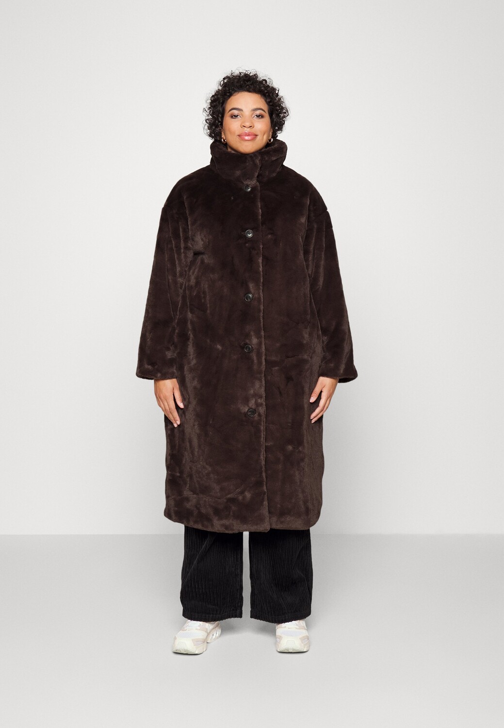

Пальто зимнее Vero Moda Curve, кофеный