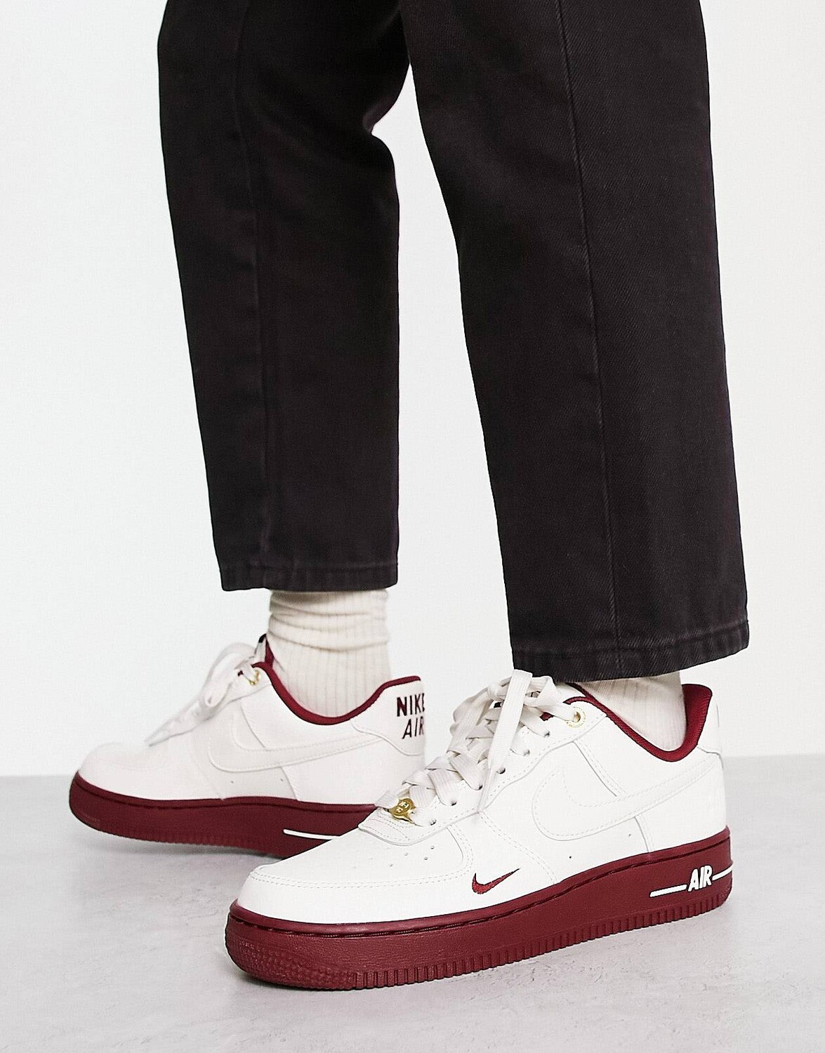 

Кроссовки Nike Air Force 1 '07 40th Anniversary, белые паруса и красный цвет команды