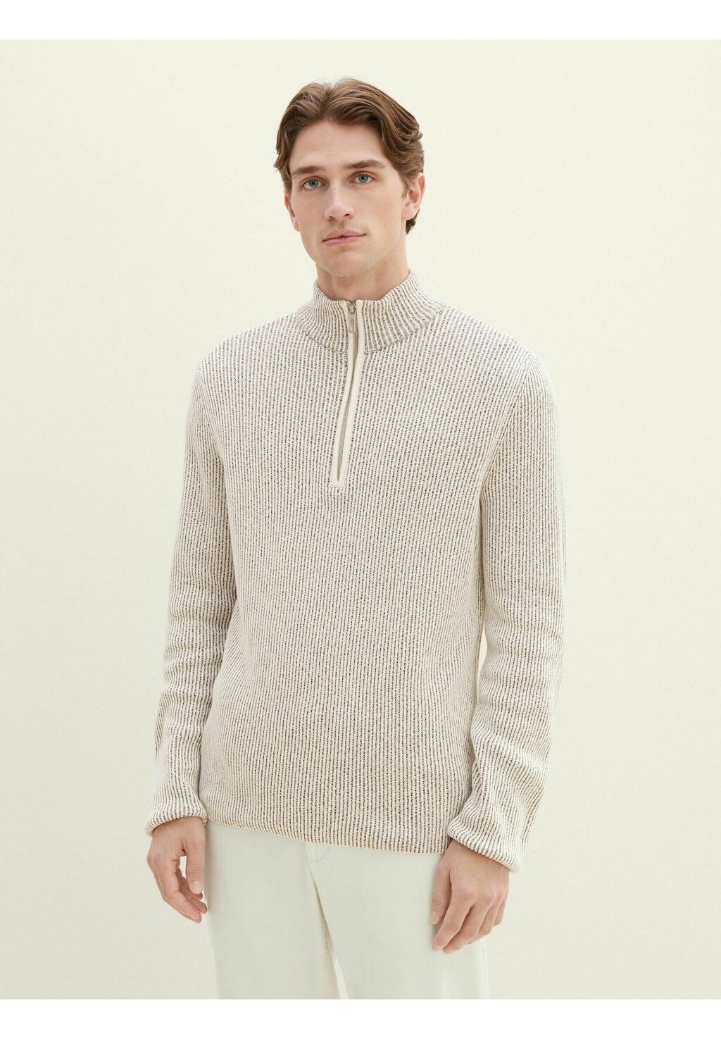 

Свитер ПУЛОВЕР И СТРИКДЖЕКЕН STRICKPULLOVER MIT TROYER KRAGEN TOM TAILOR, мулине темно-бежевого цвета, Бежевый