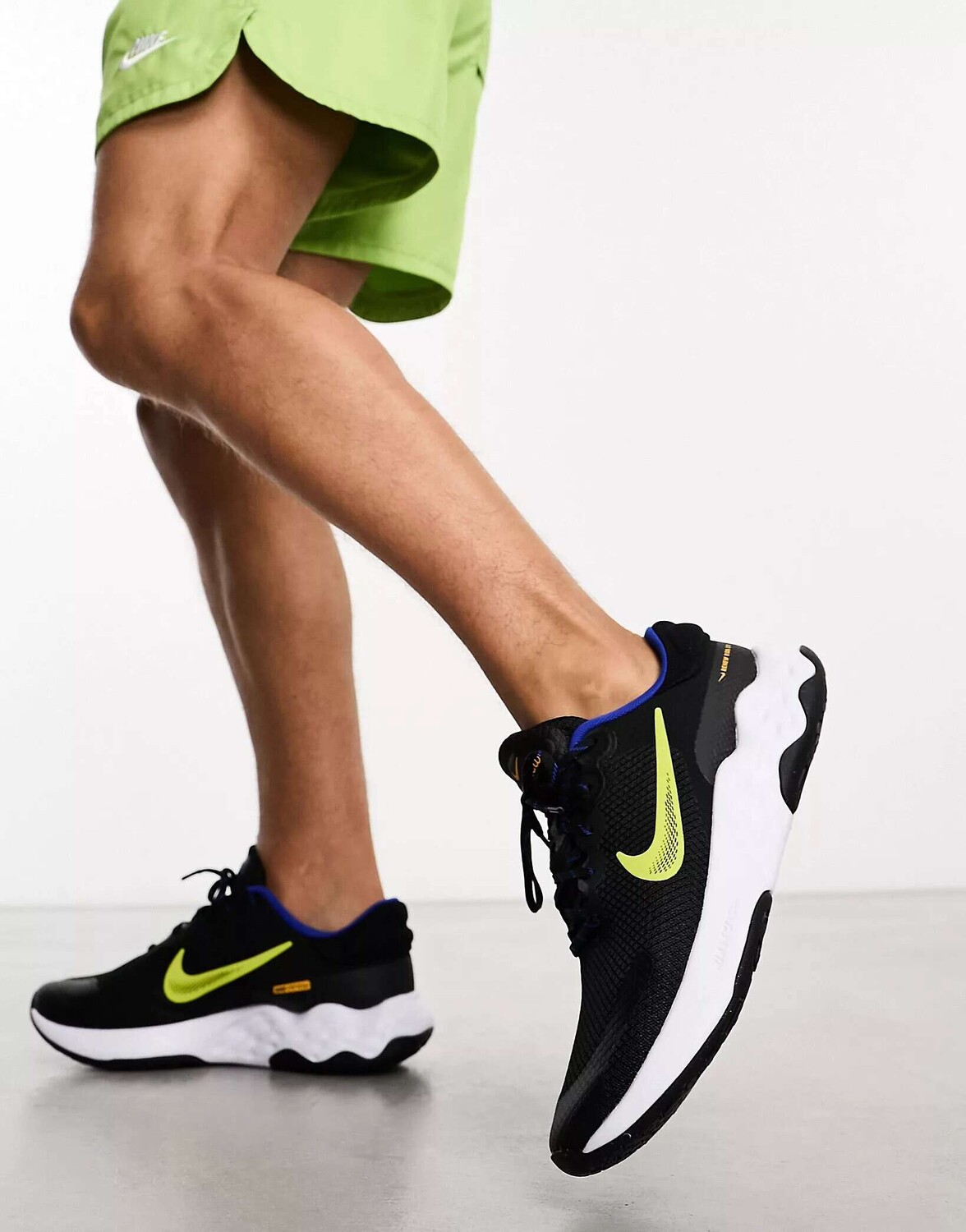 

Черно-белые кроссовки Nike Renew Ride 3