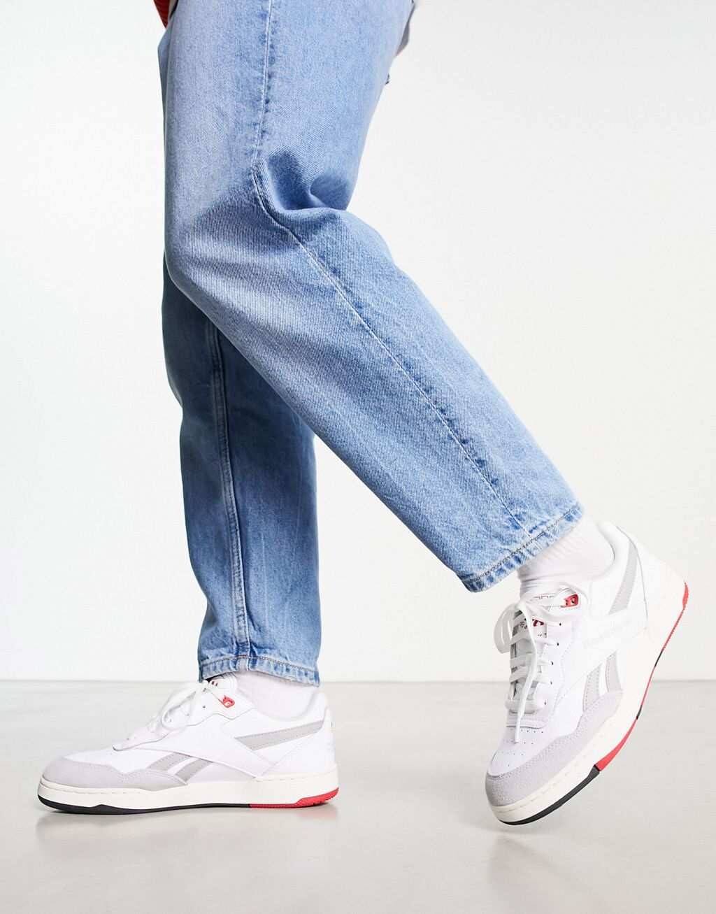 

Бело-красные кроссовки Reebok BB4000 II, Красный