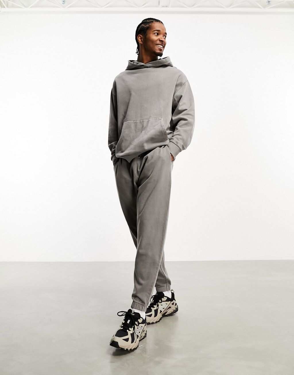 

Серые джоггеры свободного кроя ASOS DESIGN