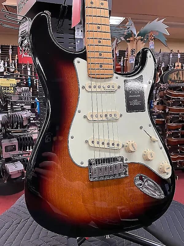 

Fender Player Plus Stratocaster, кленовый гриф, 3 цвета Sunburst Player Plus Stratocaster, Maple Fingerboard, 3-Color Sunburst