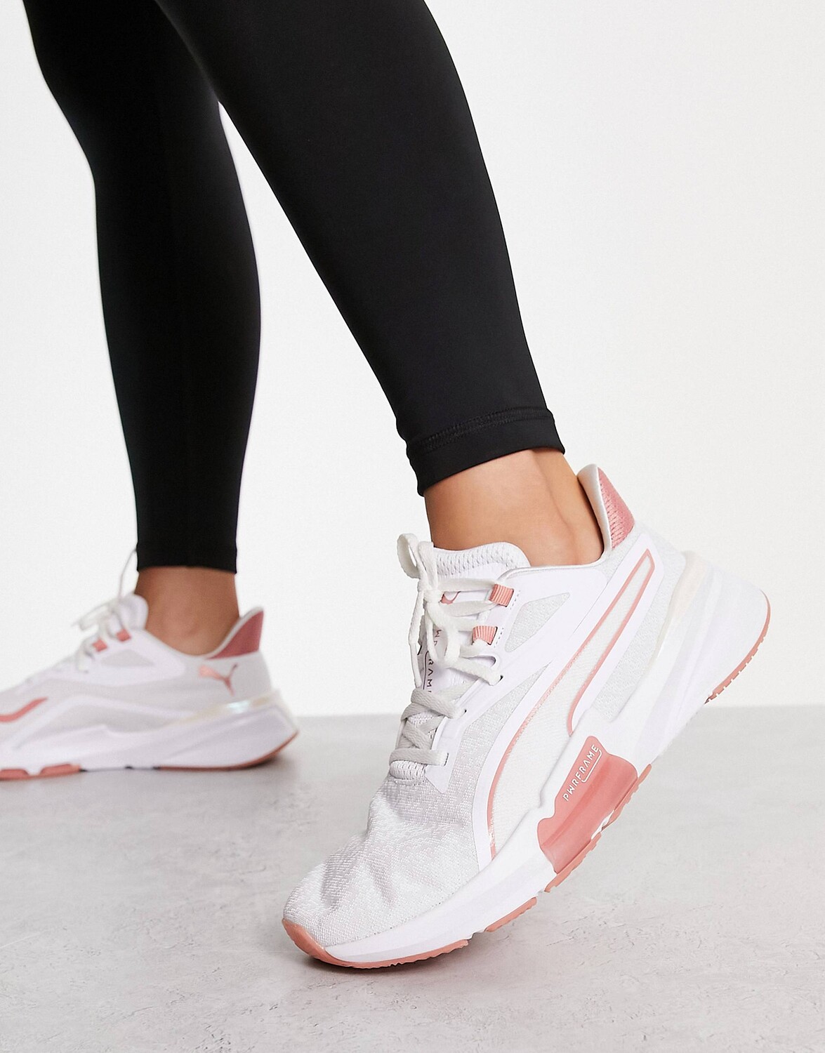 

Бело-розовые кроссовки Puma Training PWRFRAME Crystalline