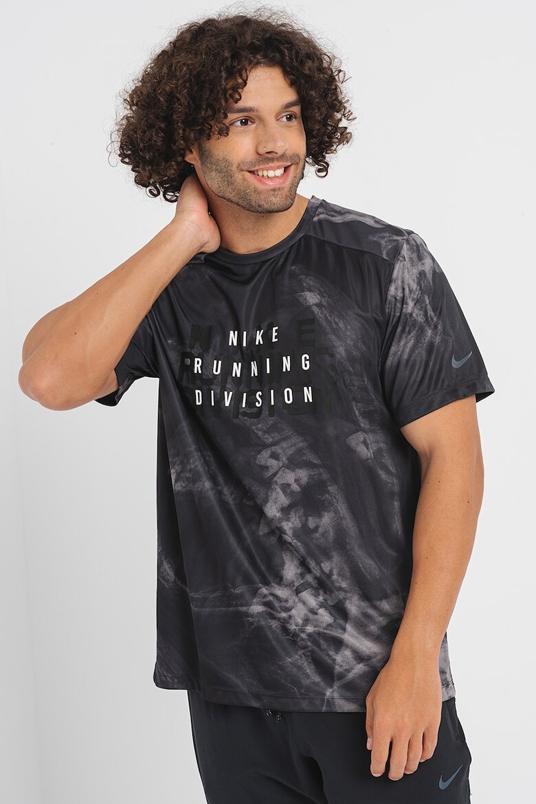 

Футболка для бега Run Division Rise 365 с технологией Dri-FIT Nike, черный