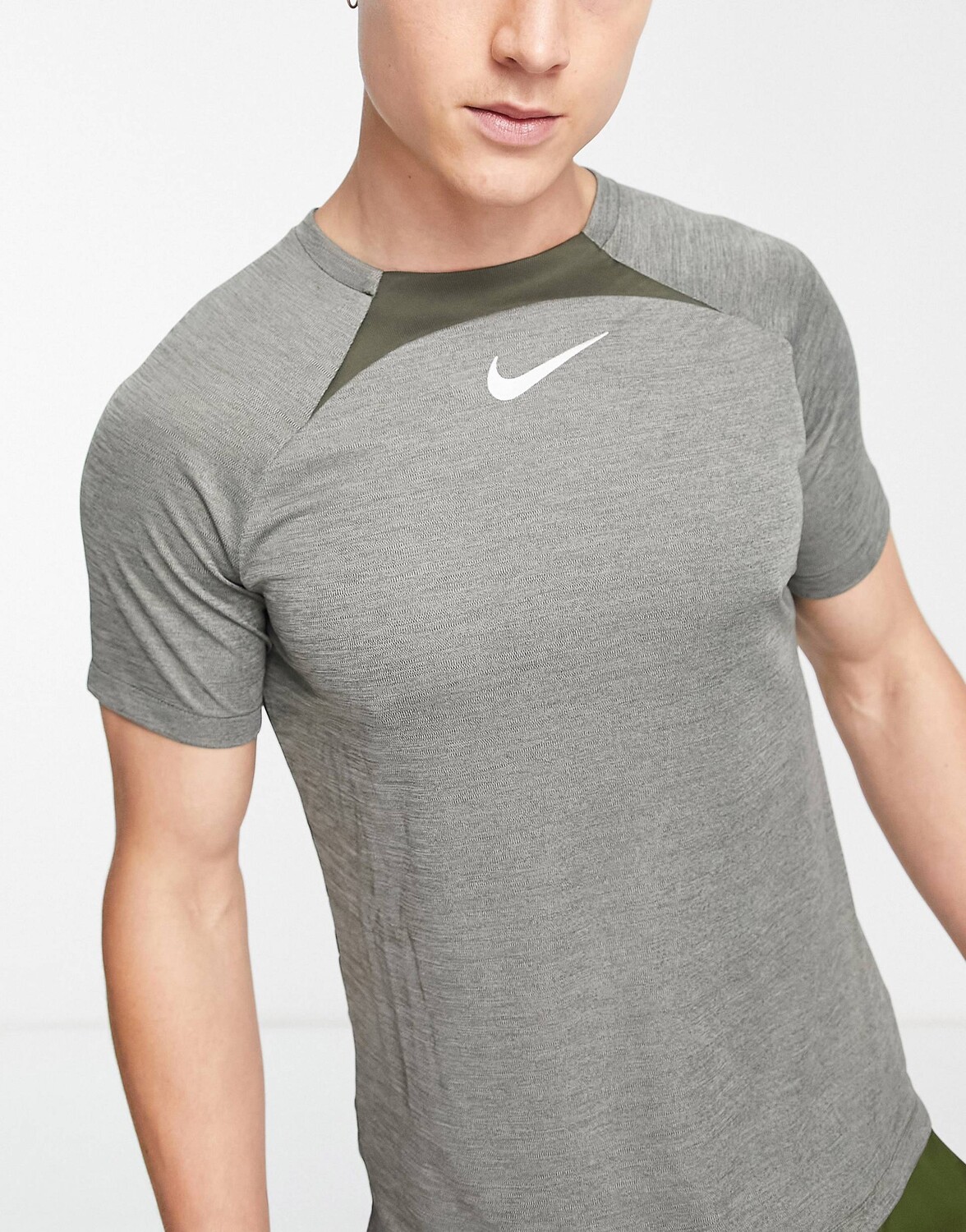 

Футболка цвета хаки меланжевого цвета Nike Football Academy Dri-FIT Swoosh