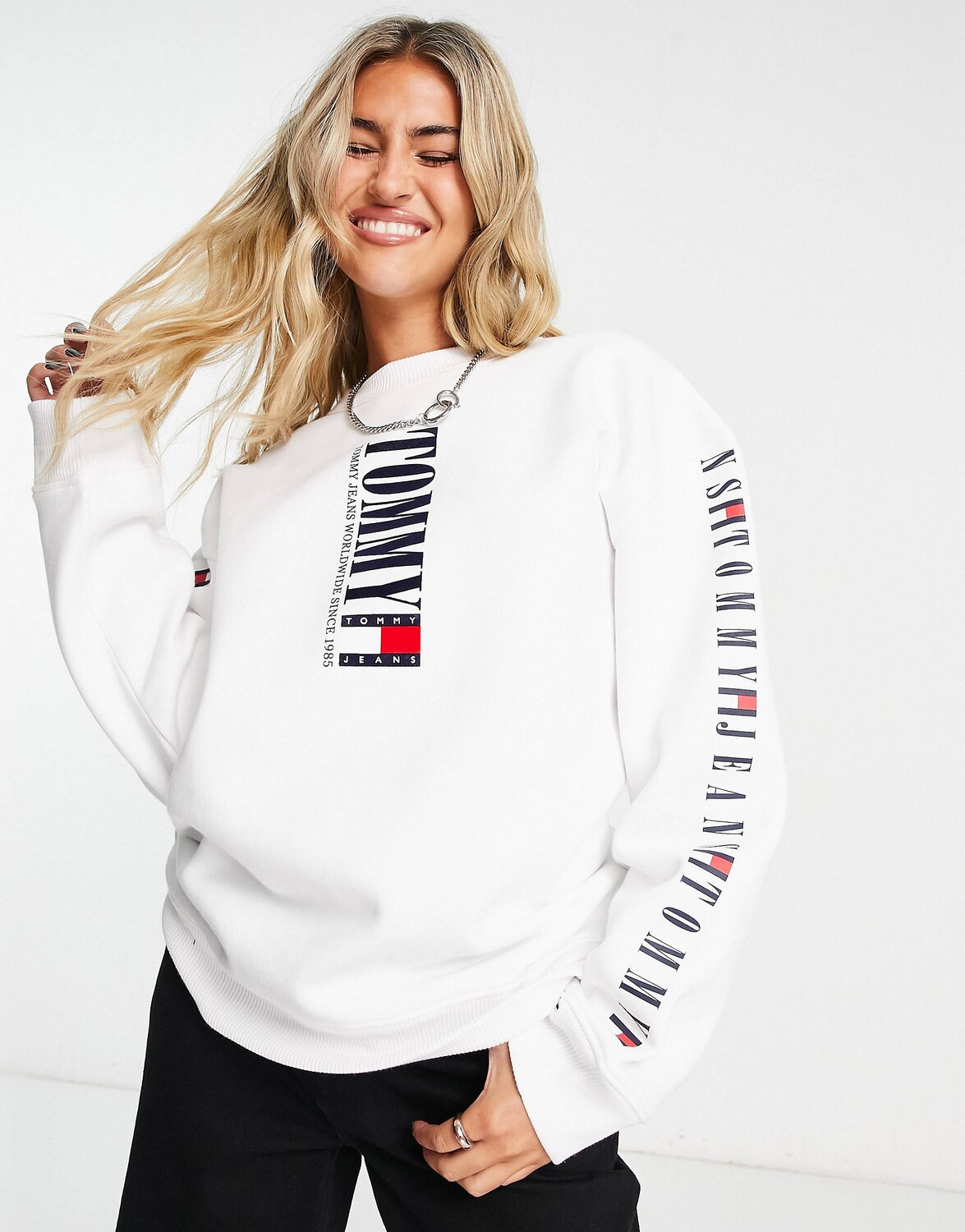 

Свободный белый свитер с круглым вырезом Tommy Jeans Archive