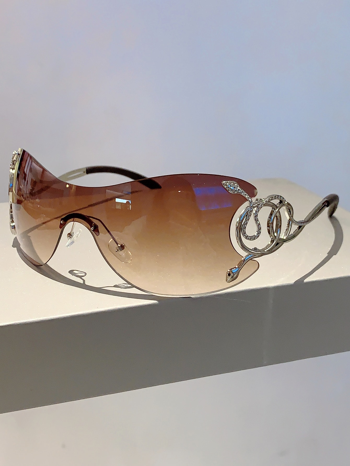 цена 1 шт. женские модные очки с цельными линзами в стиле Y2K украшенные серебряной змеей