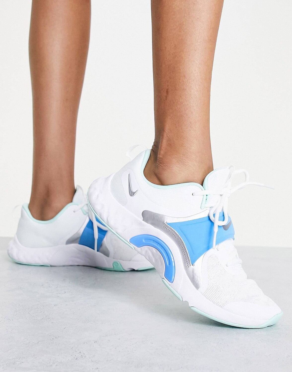 

Белые сезонные кроссовки Nike Training Renew