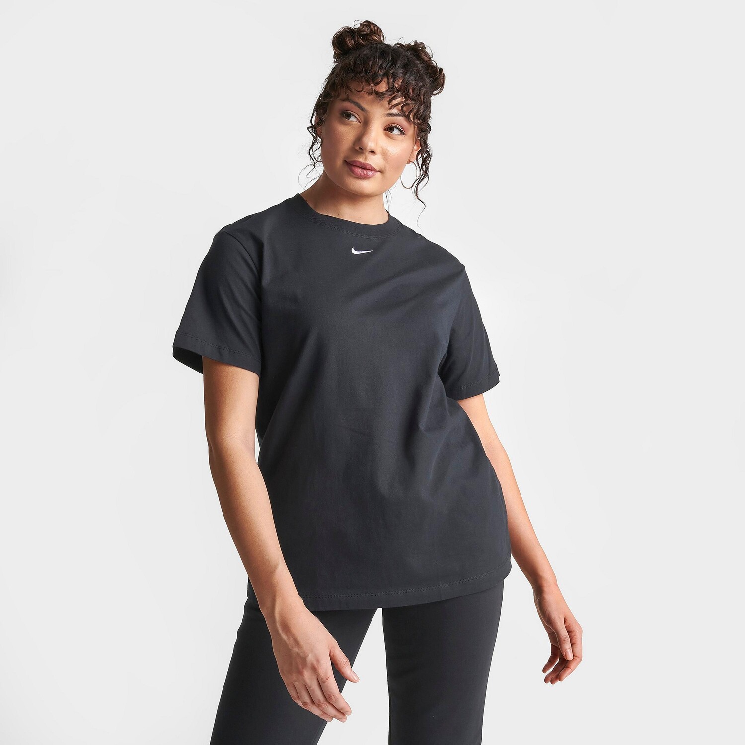 

Женская футболка Nike Sportswear Essential, черный