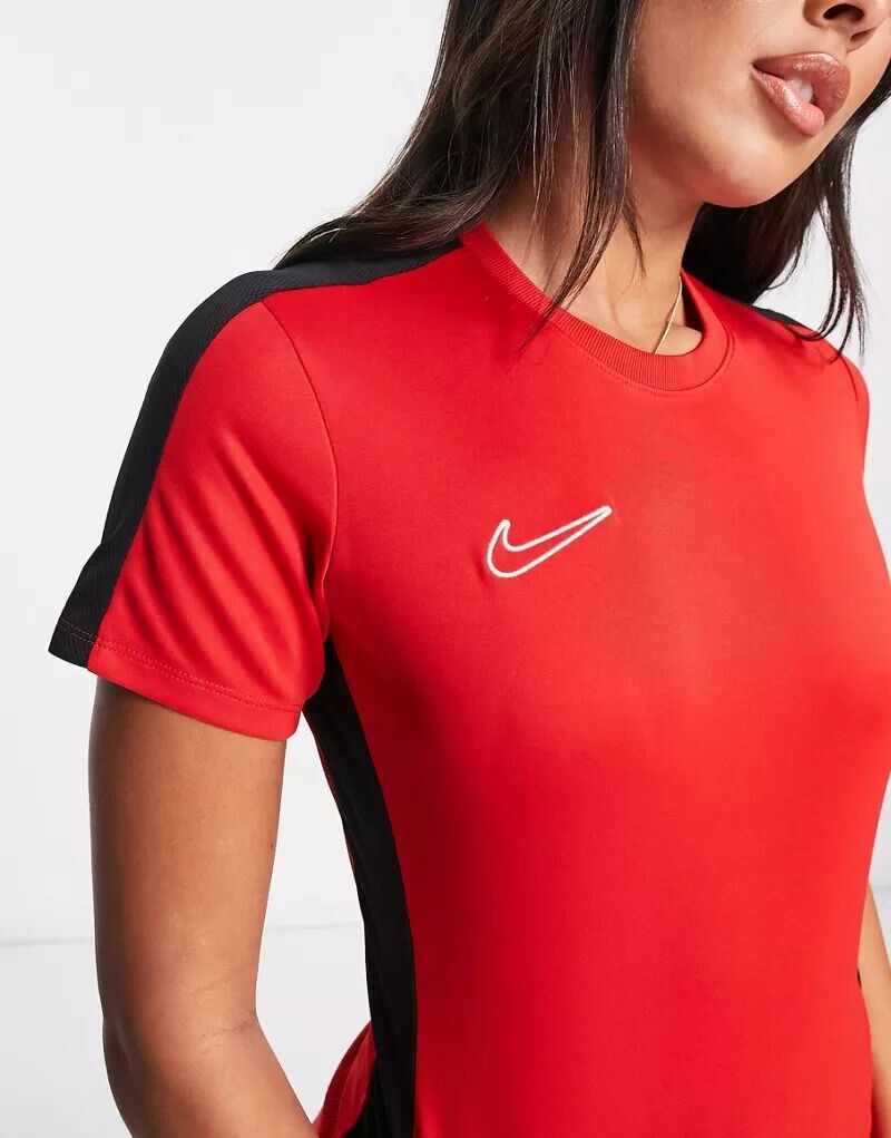

Красная футболка со вставками Nike Academy Dri-FIT