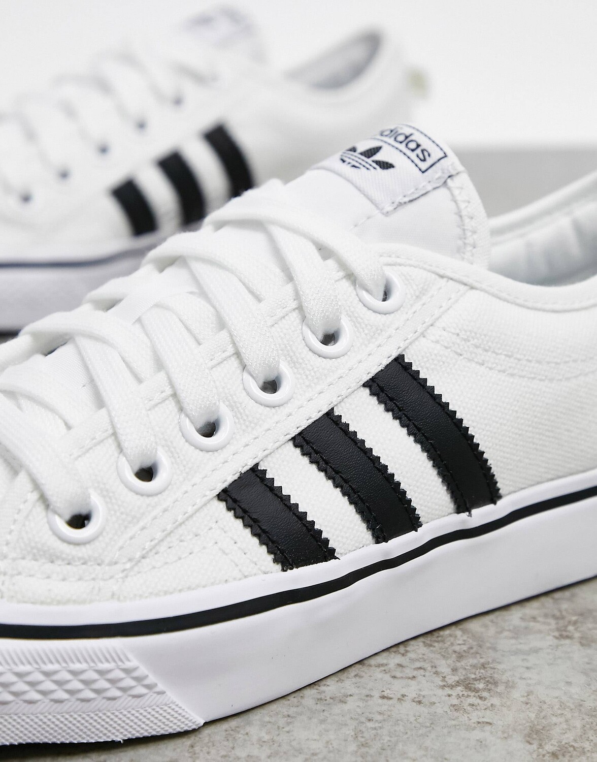 Белые кроссовки adidas Originals Nizza с черными деталями – заказать из ...