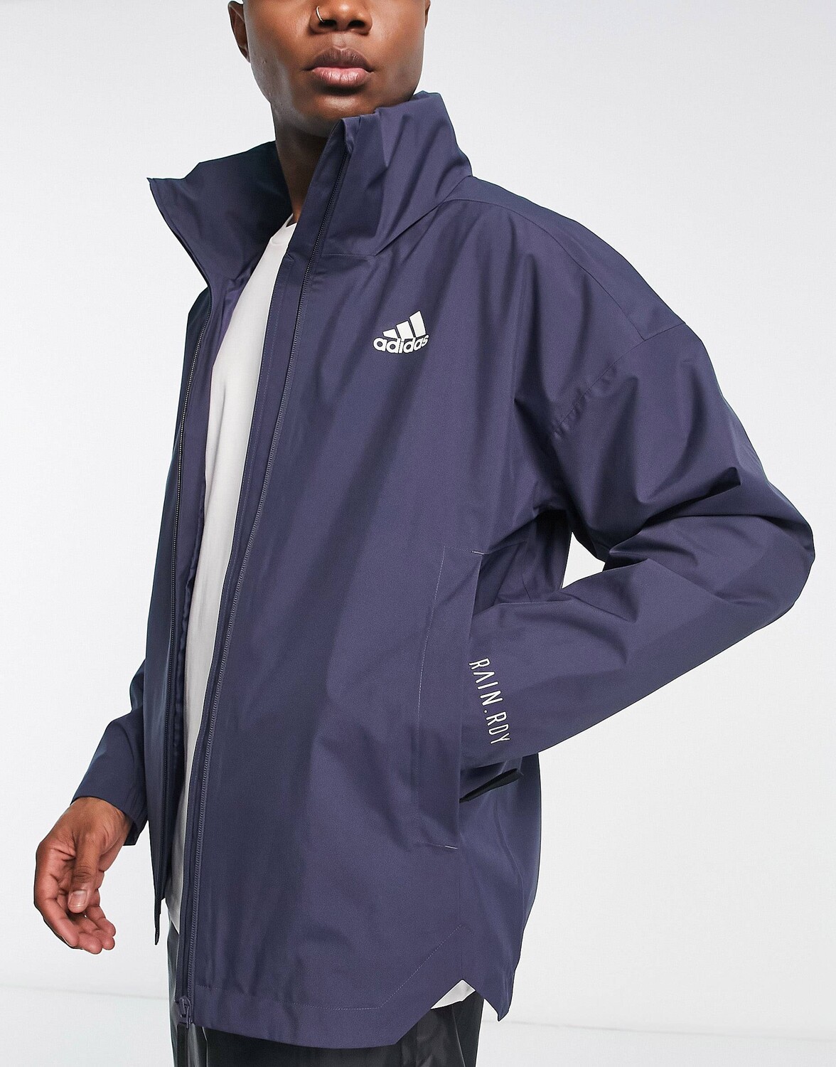 

Темно-синяя куртка adidas Sportswear