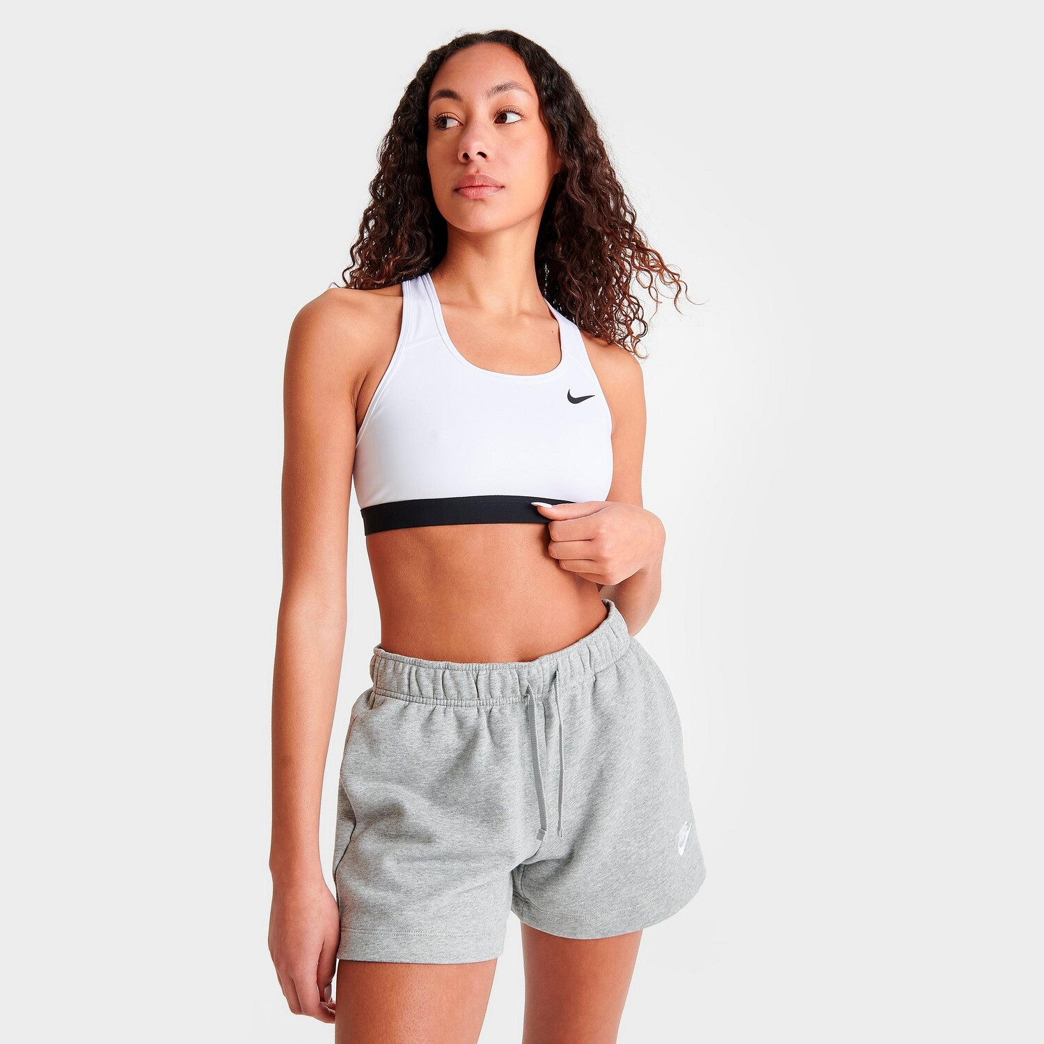 

Женское спортивное бра Nike Dri-FIT Swoosh со средней поддержкой, белый