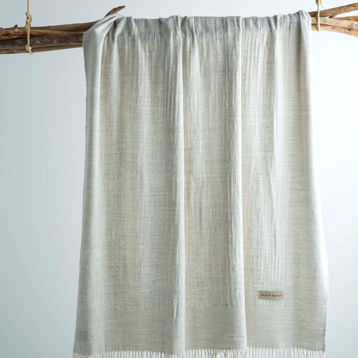 Постелите декоративное одеяло Naf Naf, серый