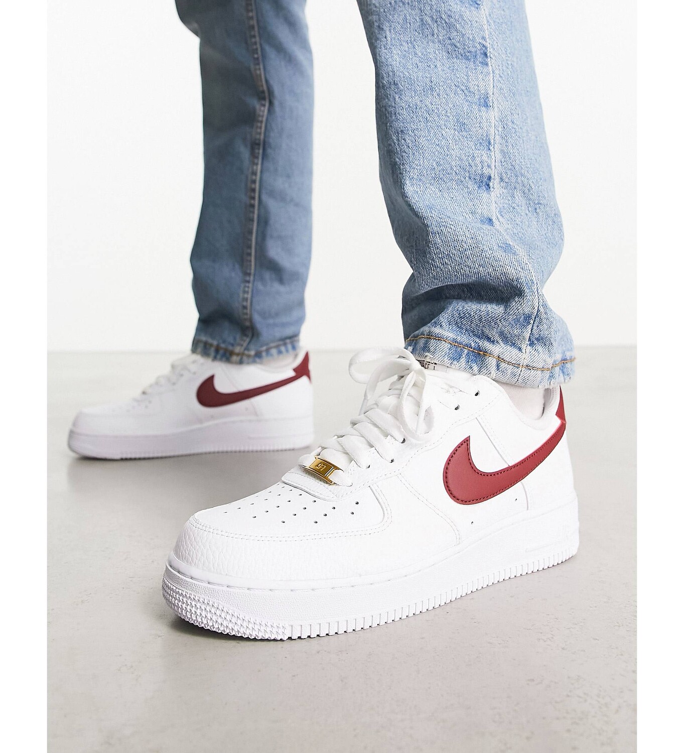 

Бело-красные кроссовки Nike Air Force 1 '07