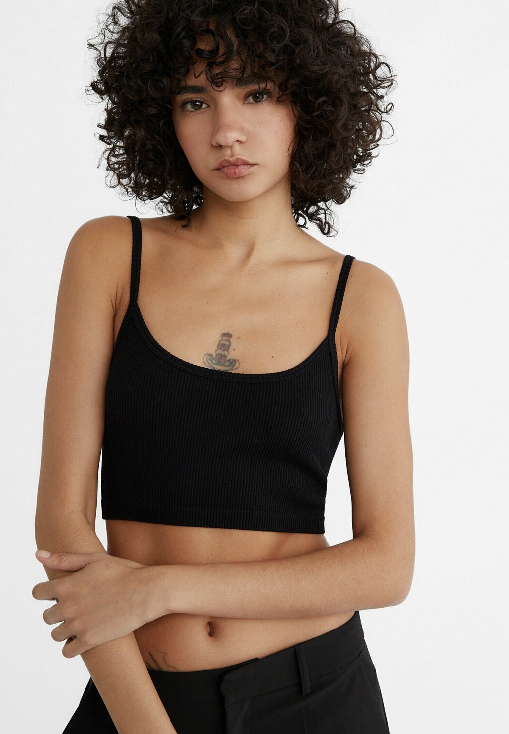 

Топ CROP WITH THIN STRAPS Stradivarius, цвет black