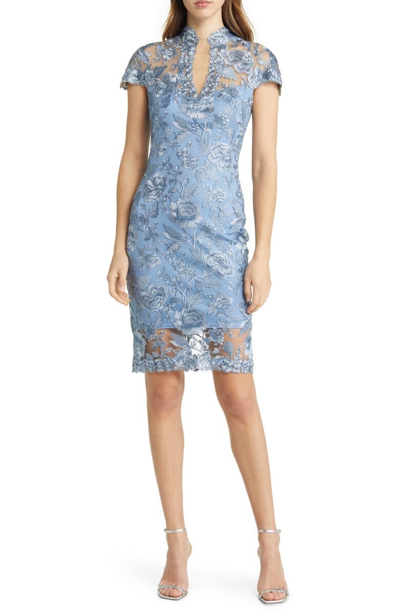 

Кружевное платье-футляр с короткими рукавами TADASHI SHOJI