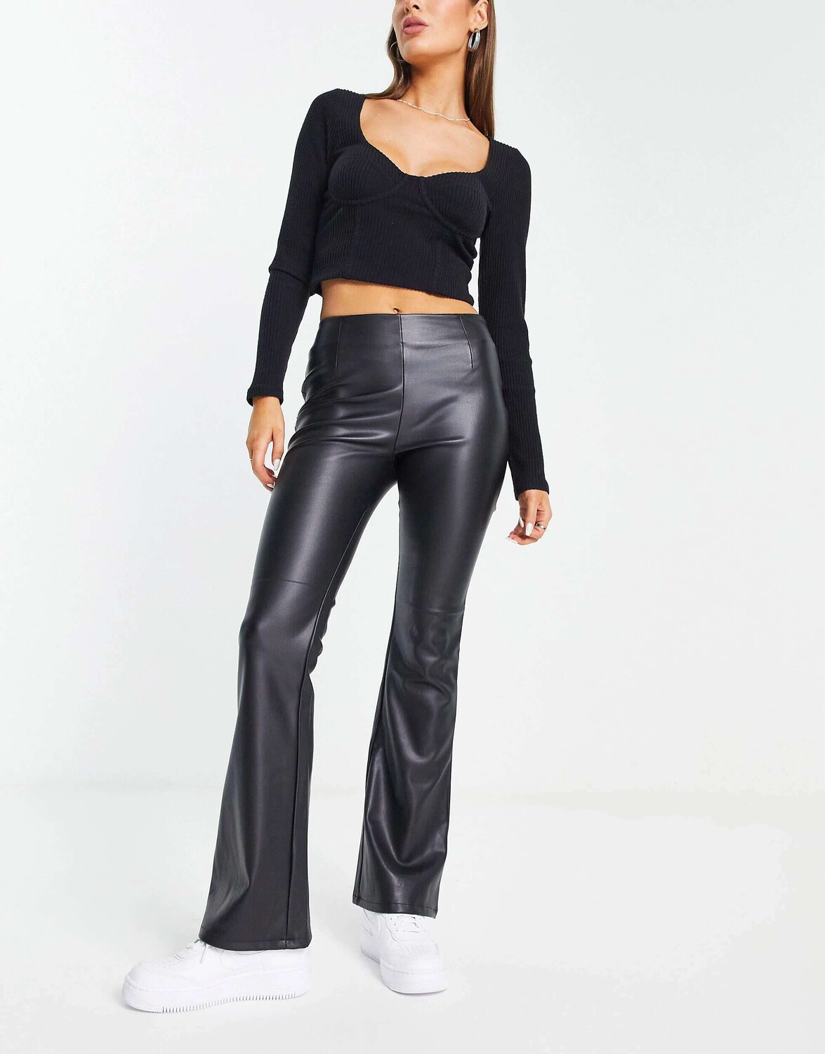 

Черные брюки-клеш из эластичной искусственной кожи ASOS, Черный