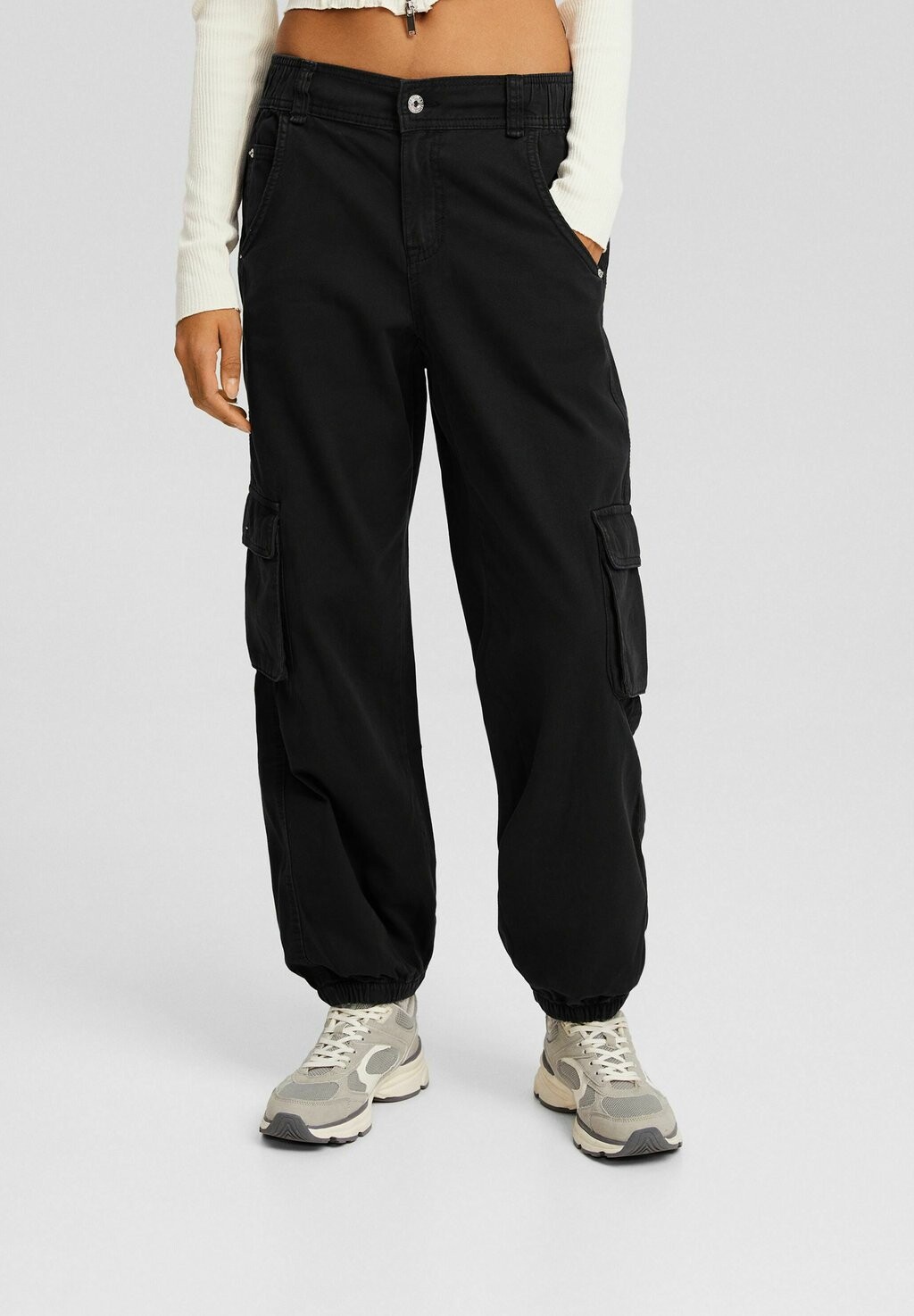 

Брюки-карго Joggers Bershka, черный