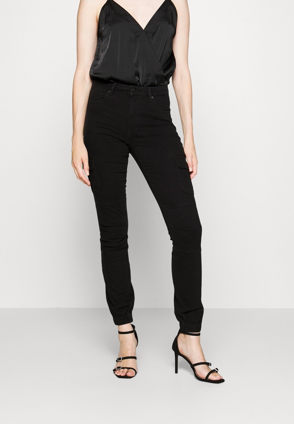 

Брюки карго Vero Moda, черный