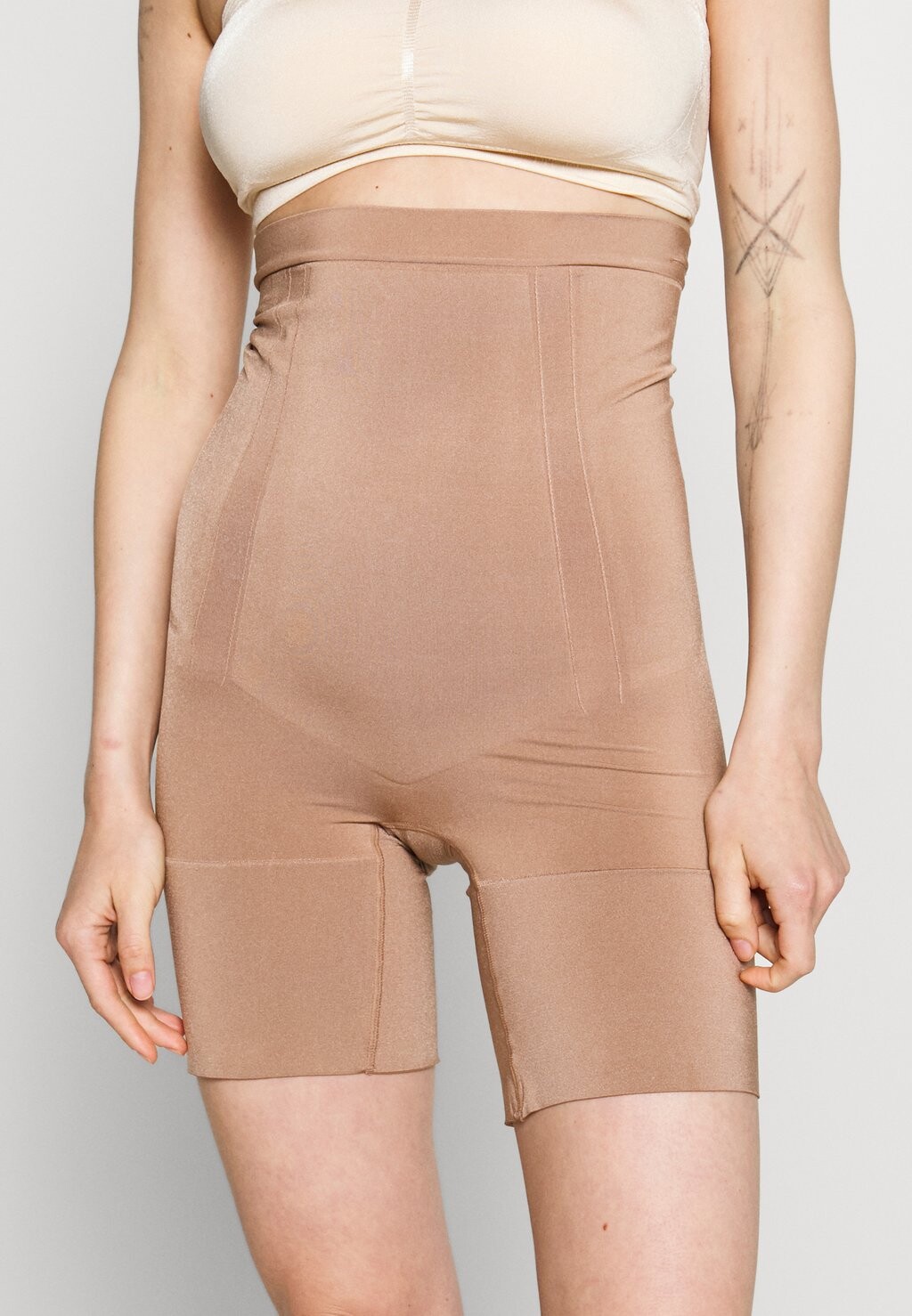 

Корректирующее белье Spanx