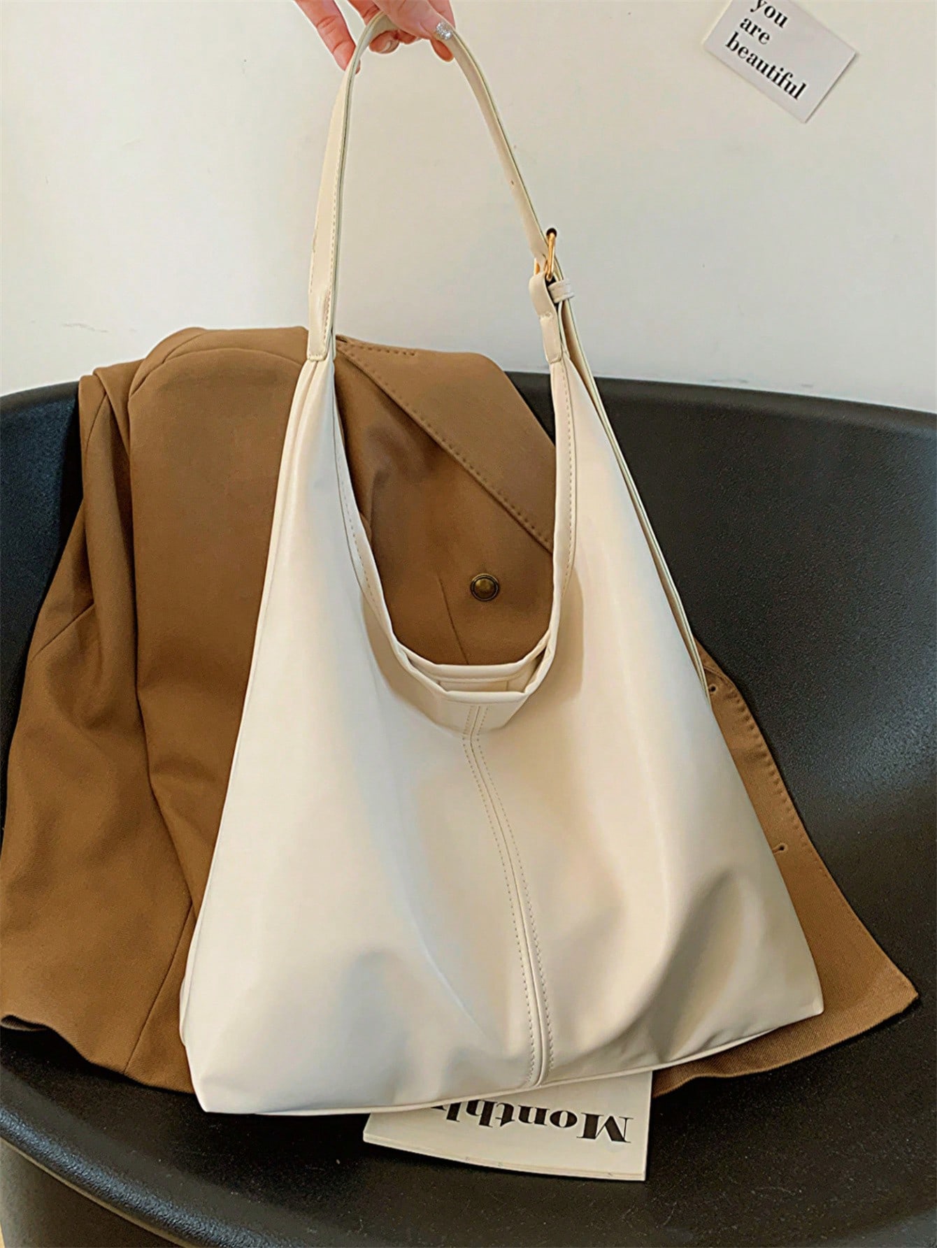 2023 Новая модная женская сумка через плечо на цепочке с модным дизайном и текстурой, бежевый