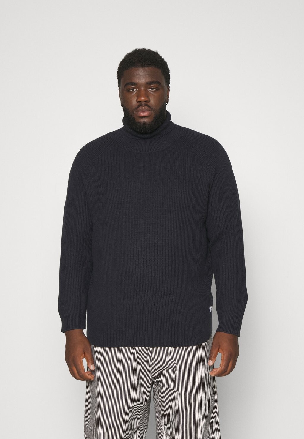 

Свитер PANEL ROLL NECK PLS Jack & Jones, темно-синий пиджак