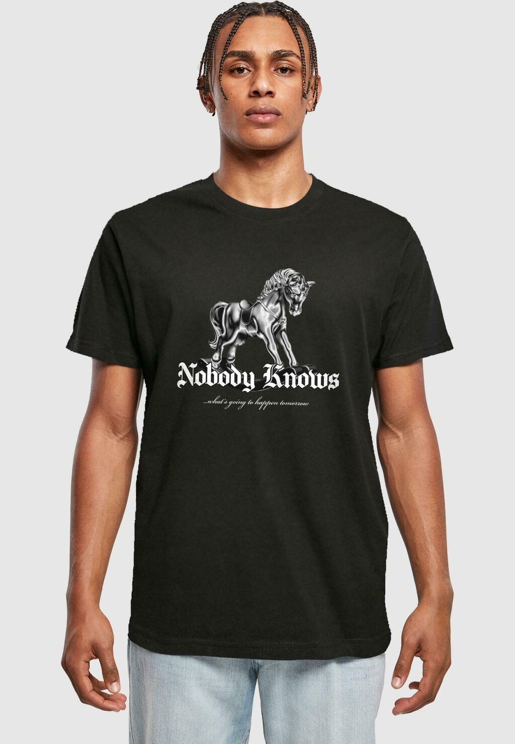 

Футболка с принтом NOBODY KNOWS TEE Mister Tee, черный