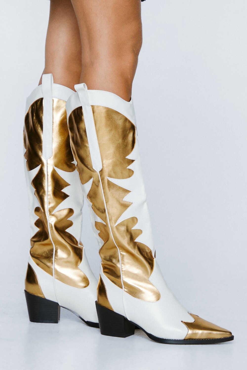 

Ковбойские сапоги до колена контрастного цвета из искусственной кожи Nasty Gal, белый