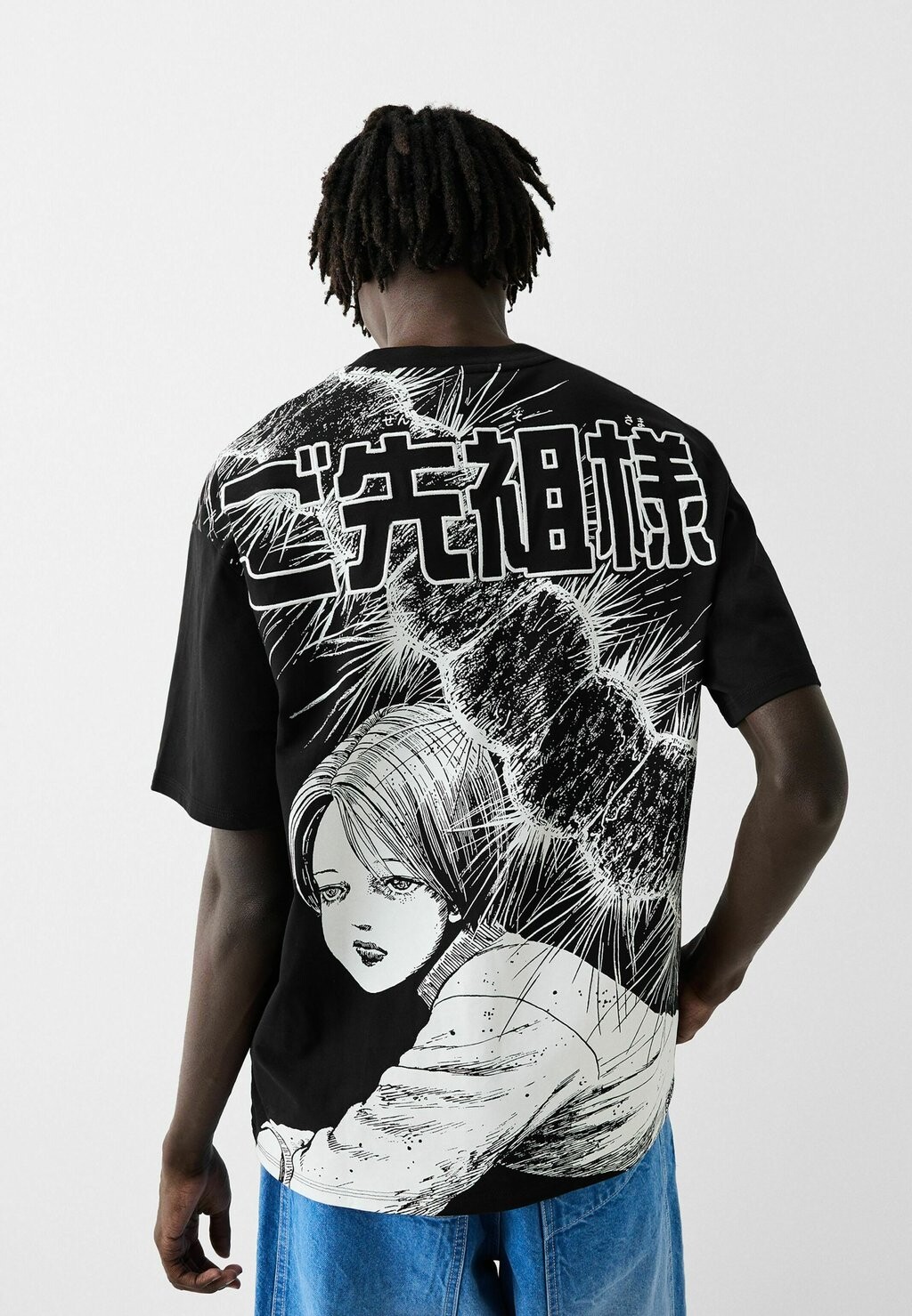 

Футболка с принтом BOXY FIT EMBROIDERED SHORT SLEEVE JUNJI ITO Bershka, цвет black