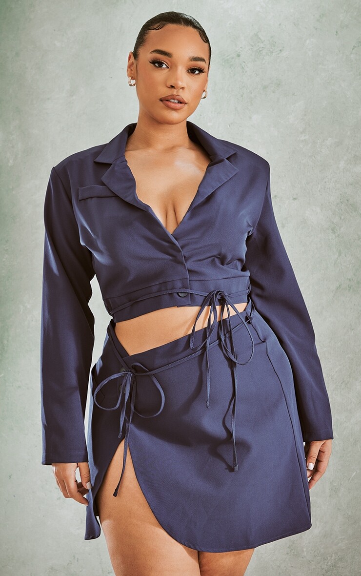 

PrettyLittleThing Плюс Темно-синий укороченный пиджак с завязкой спереди
