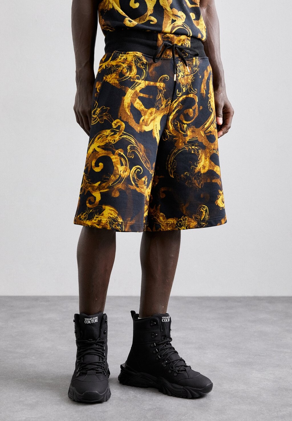 

Шорты ALLOVER Versace Jeans Couture, черный