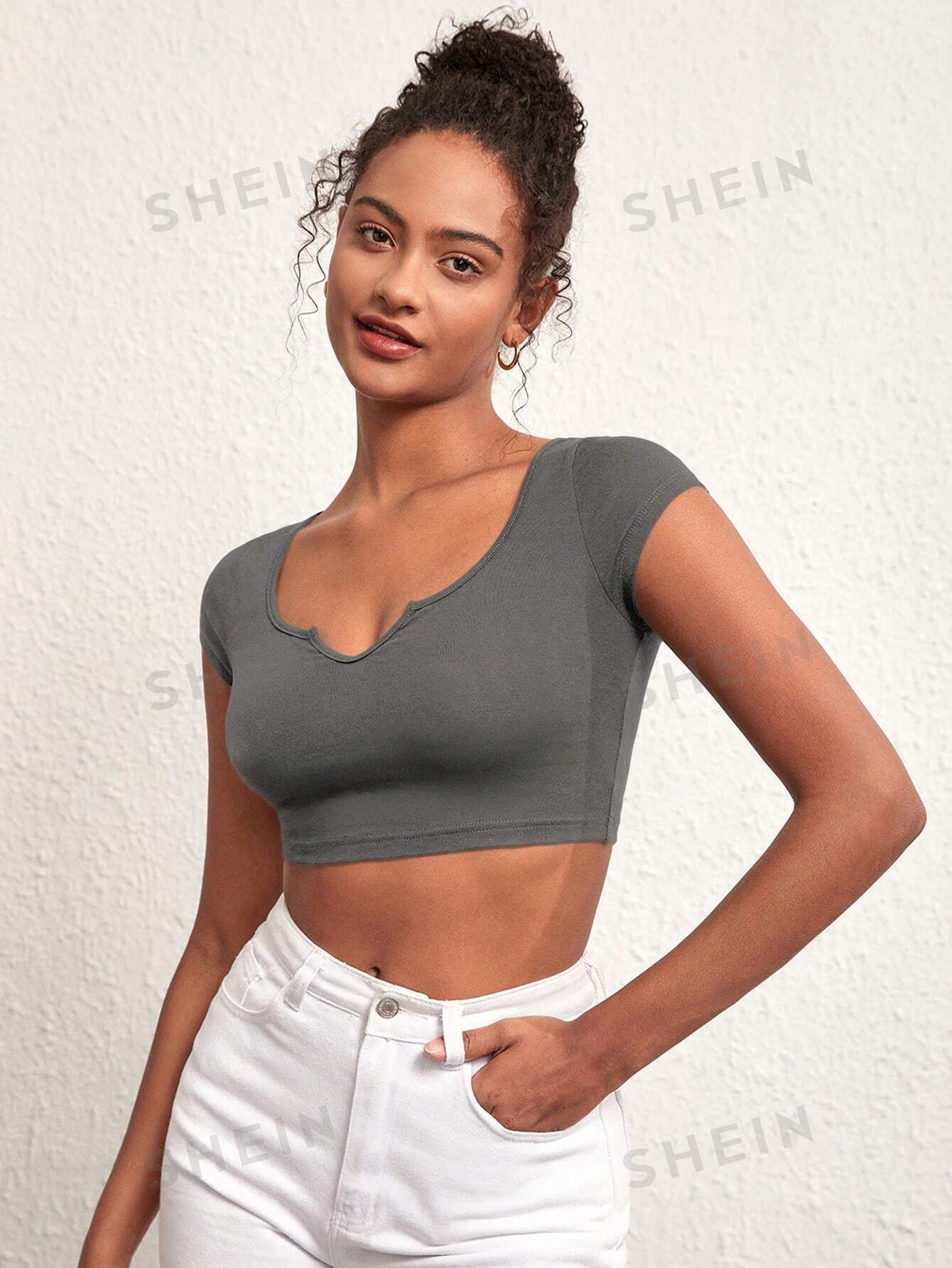 SHEIN BASICS Женская однотонная короткая укороченная футболка с вырезом, темно-серый