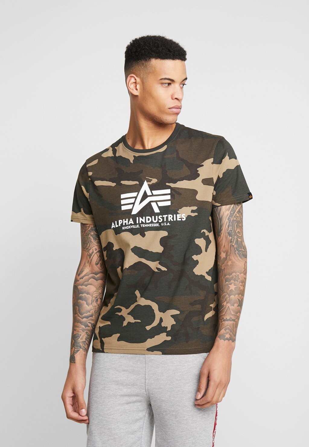 

Футболка с принтом Alpha Industries, светло-коричневый
