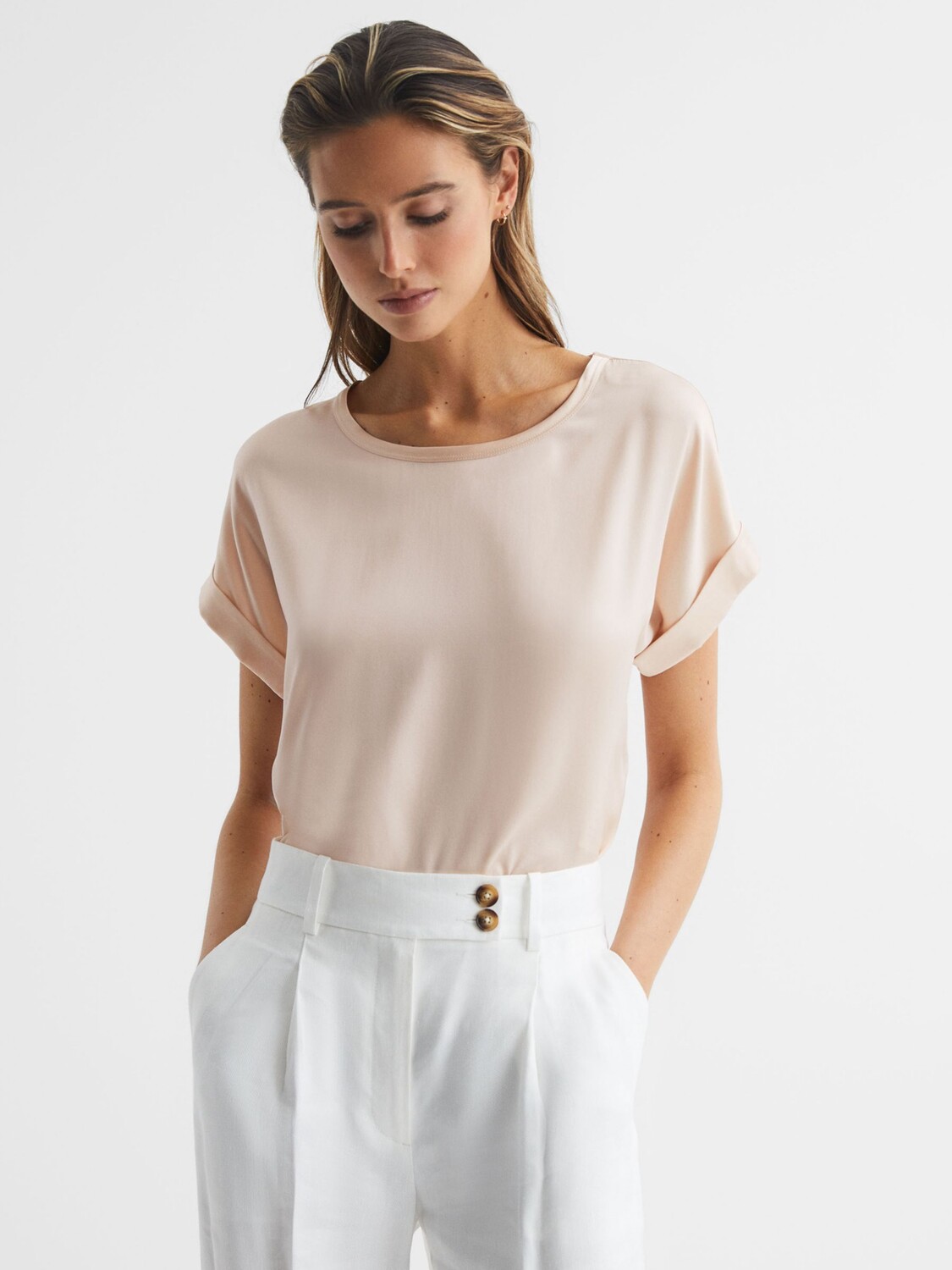 

Шелковая футболка Reiss Helen спереди, телесный