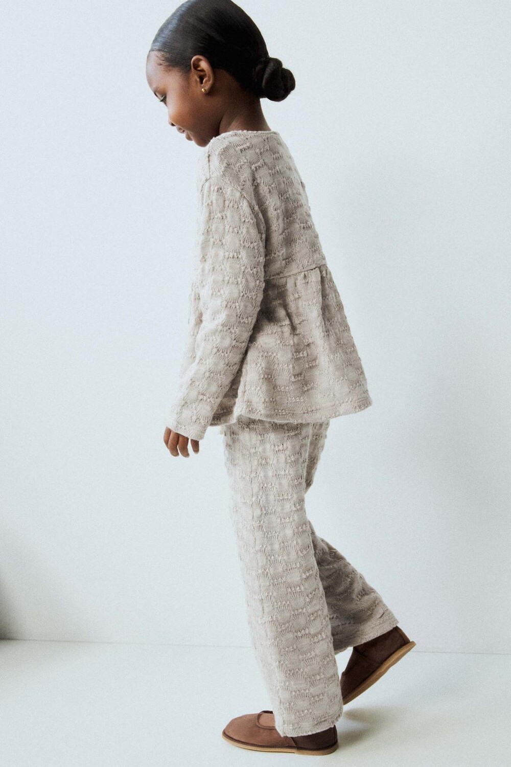 

Футболка с текстурной футболкой с рюшами ZARA, коричневый/серо-коричневый